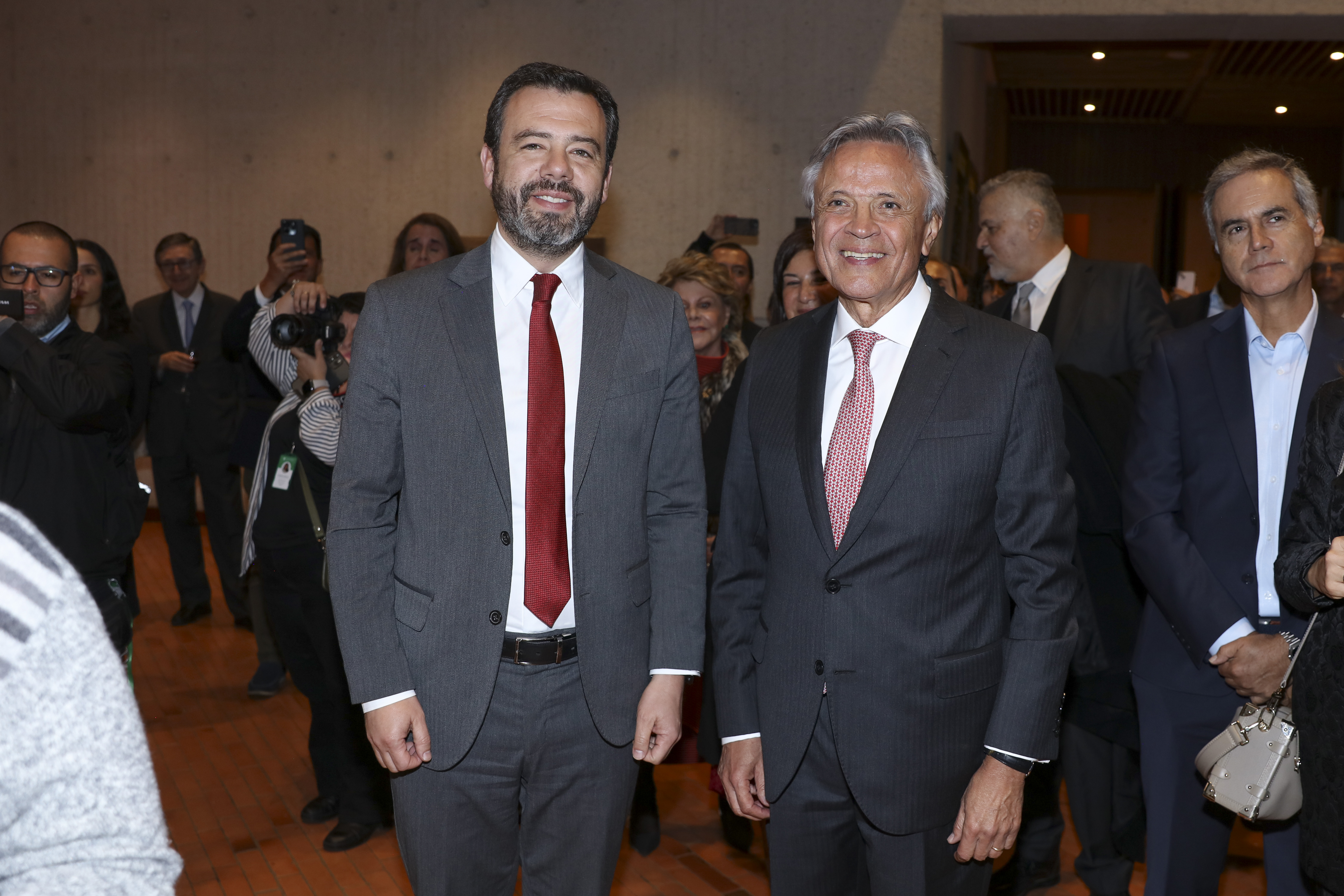 Carlos Fernando Galán Alcalde de Bogota, Ramiro Osorio Director teatro Julio Mario Santo Domingo