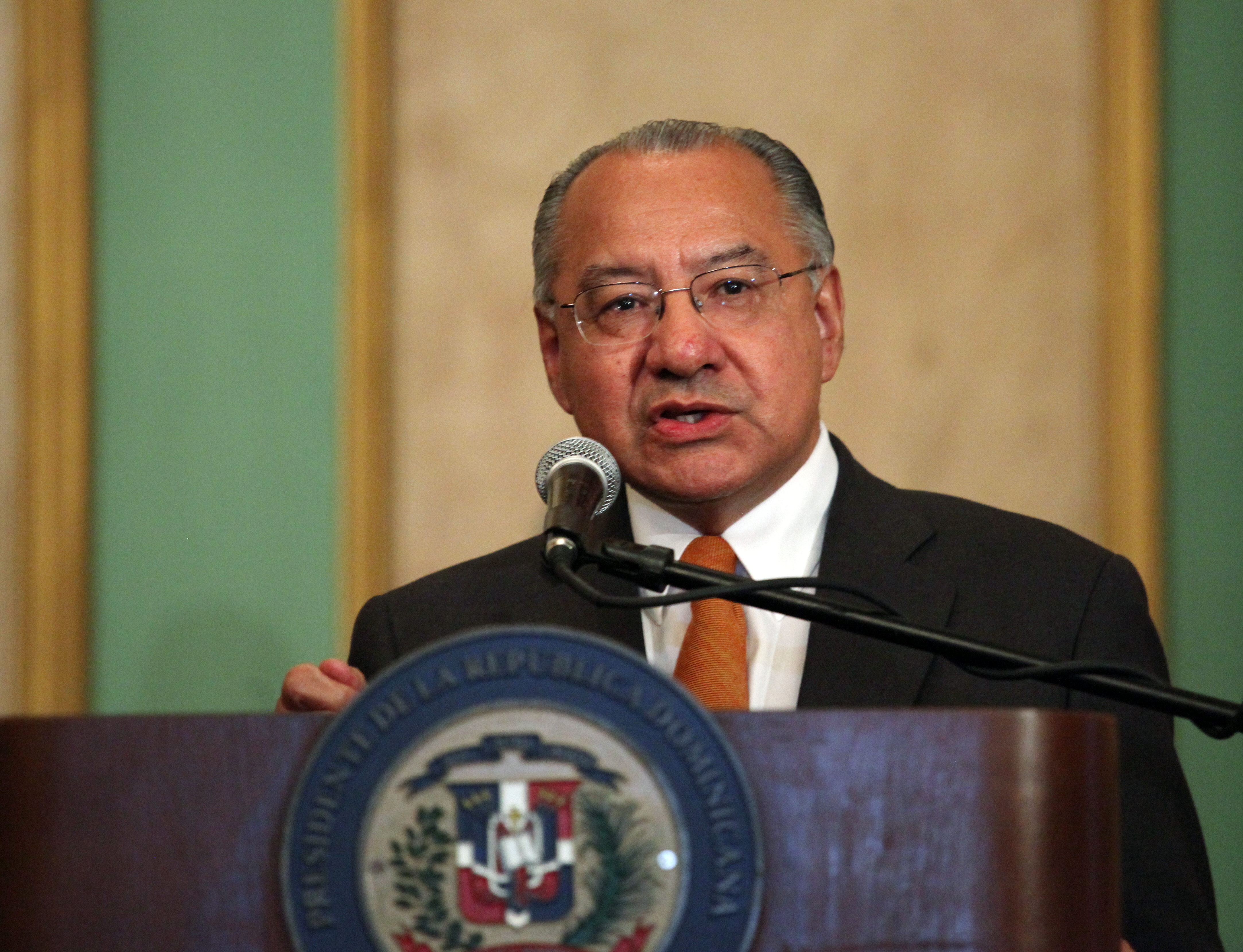 USA886. SANTO DOMINGO (REPÚBLICA DOMINICANA), 04/12/2023.- Fotografía de archivo fechada el 8 de mayo de 2013 donde aparece el exdiplomático estadounidense Manuel Rocha mientras habla durante una rueda de prensa en Santo Domingo (República Dominicana). El colombiano Víctor Manuel Rocha, un ex diplomático estadounidense en varios países de Latinoamérica, fue arrestado en Estados Unidos y será juzgado en una corte de Miami en un caso de espionaje para el Gobierno de Cuba, informó este lunes la Fiscalía estadounidense. EFE/Orlando Barría /ARCHIVO