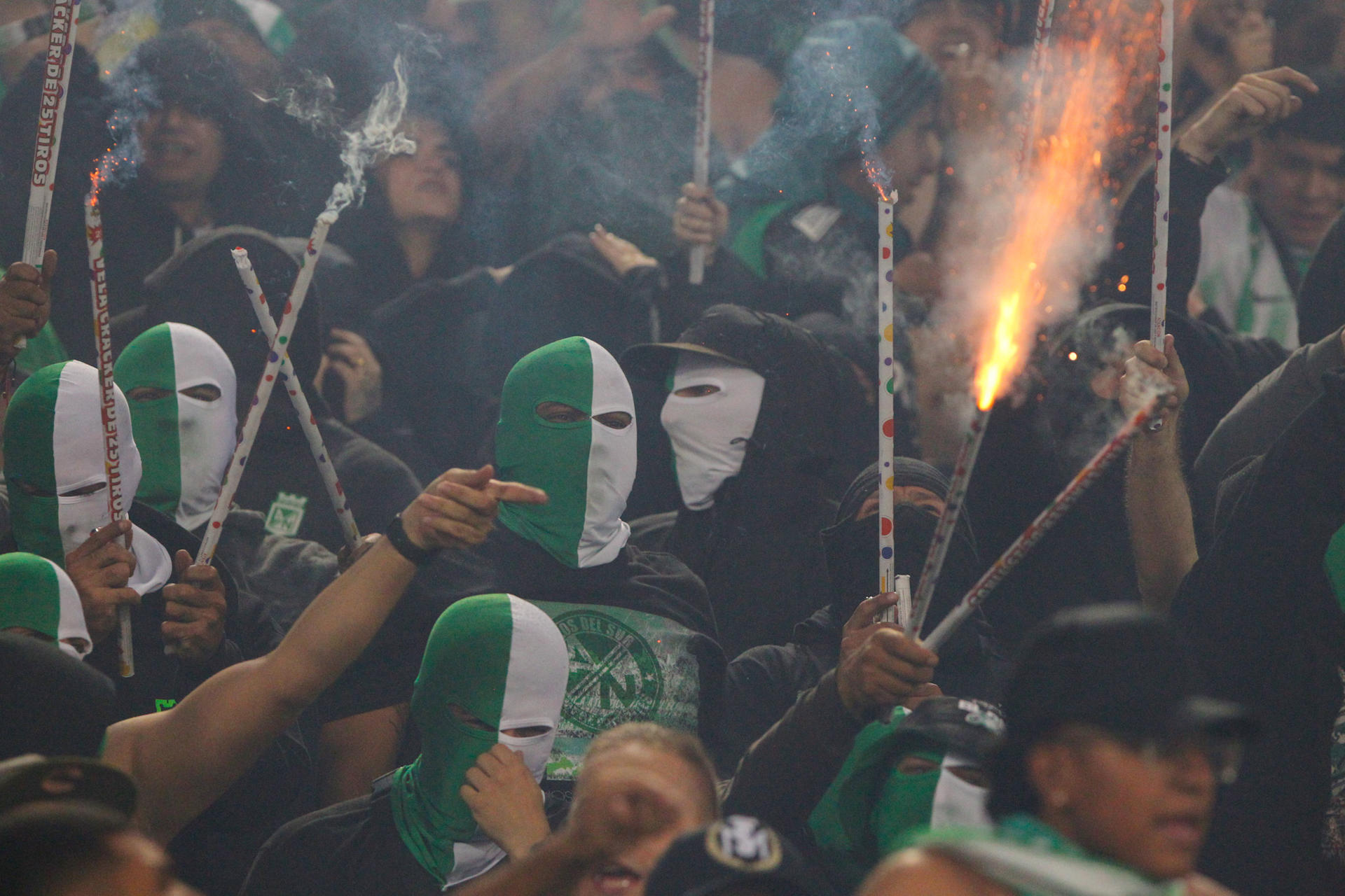 Junior y Nacional, sancionados: Dimayor los castigó por usar pirotécnica en las finales
