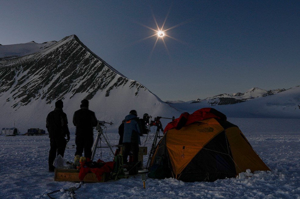 Los científicos pudieron realizar estudios naturales y medioambientales bajo las condiciones de cambio radical que ocurren en un eclipse total.