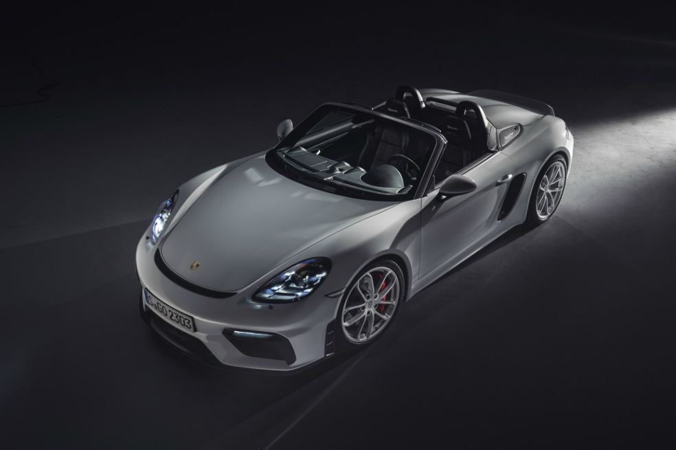 Porsche 718 Spyder.Cortesía.El 718 Spyder es una máquina creada para proporcionar placer de conducción, con una capota ligera que permite lograr la máxima velocidad. Este modelo continúa la historia de los famosos roadsters 550 Spyder y 718 RS 60 Spyder. Su capota es puede ser plegada de forma sencilla bajo la cubierta posterior. A diferencia del GT4, el 718 Spyder tiene un spoiler trasero que se despliega automáticamente al alcanzar los 120 km/h. Gracias al difusor funcional, es el primer modelo de la familia Boxster que genera carga aerodinámica en el eje posterior.