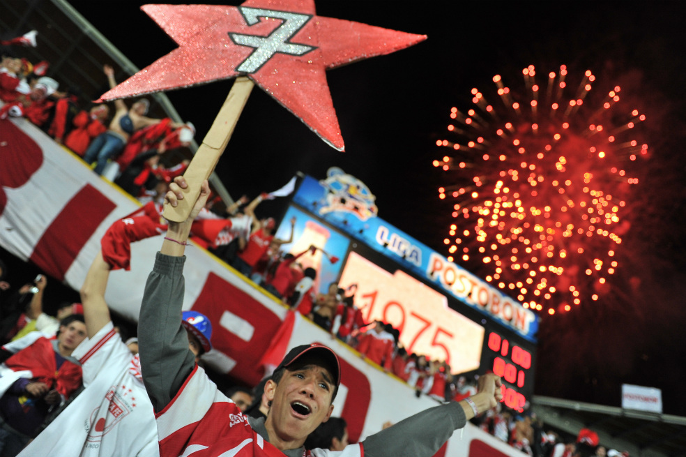 Un hincha de Independiente Santa Fe celebra la séptima estrella de su equipo, el 15 de julio de 2012.