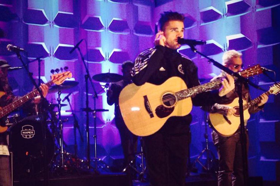 Juanes lanza «Loco de Amor» en programa de Jimmy Fallon