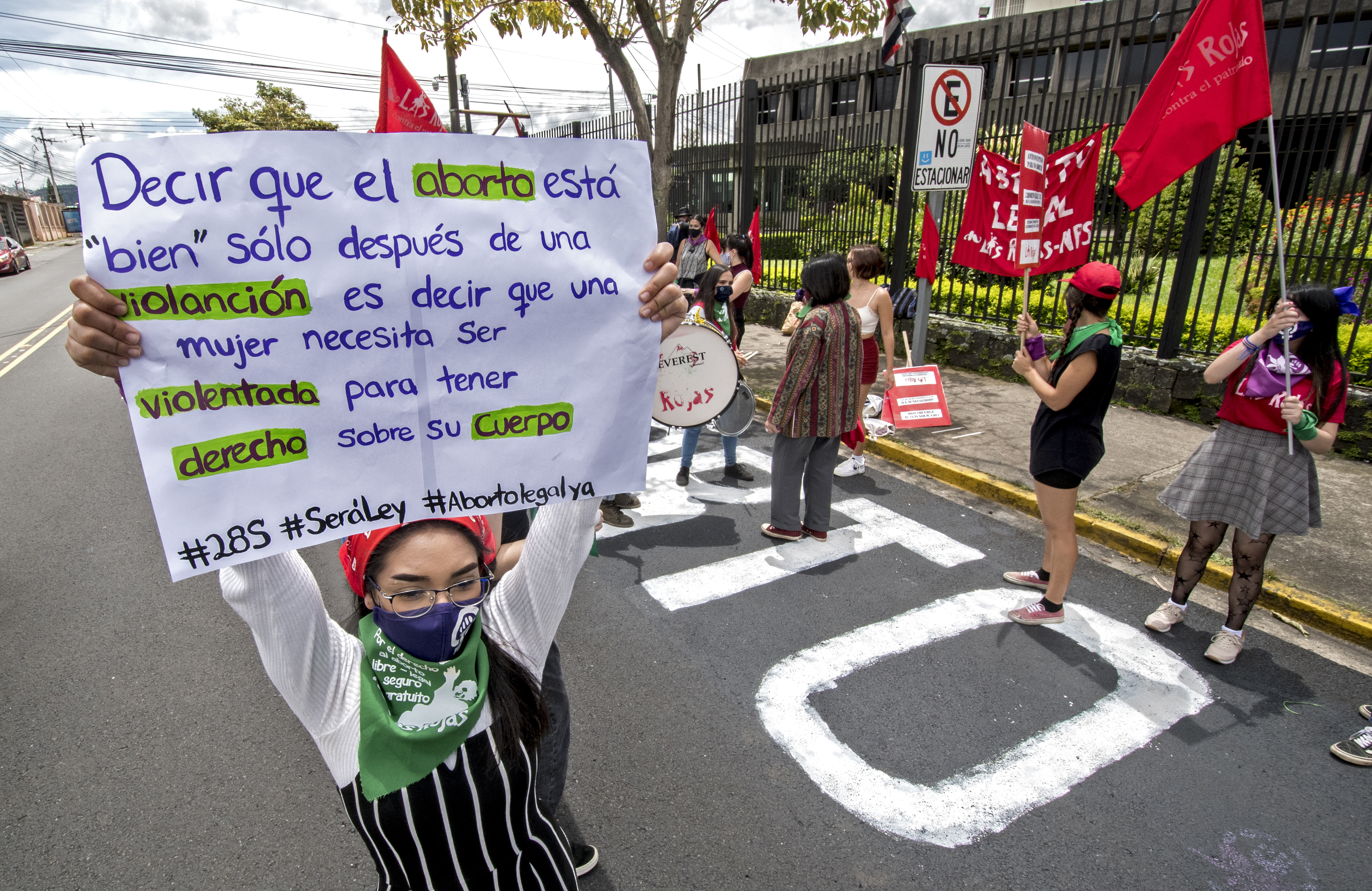 El Grupo Aborto Legal Costa Rica se manifestó frente a la casa presidencial en  la conmemoración del Día de la lucha por la legalización del aborto en América Latina y el Caribe.