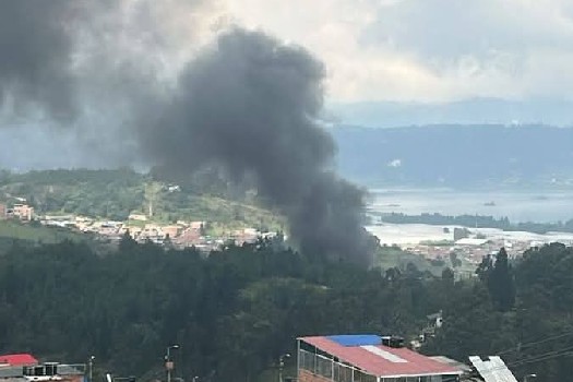 Bomberos controlan incendio en vereda de Sibaté.