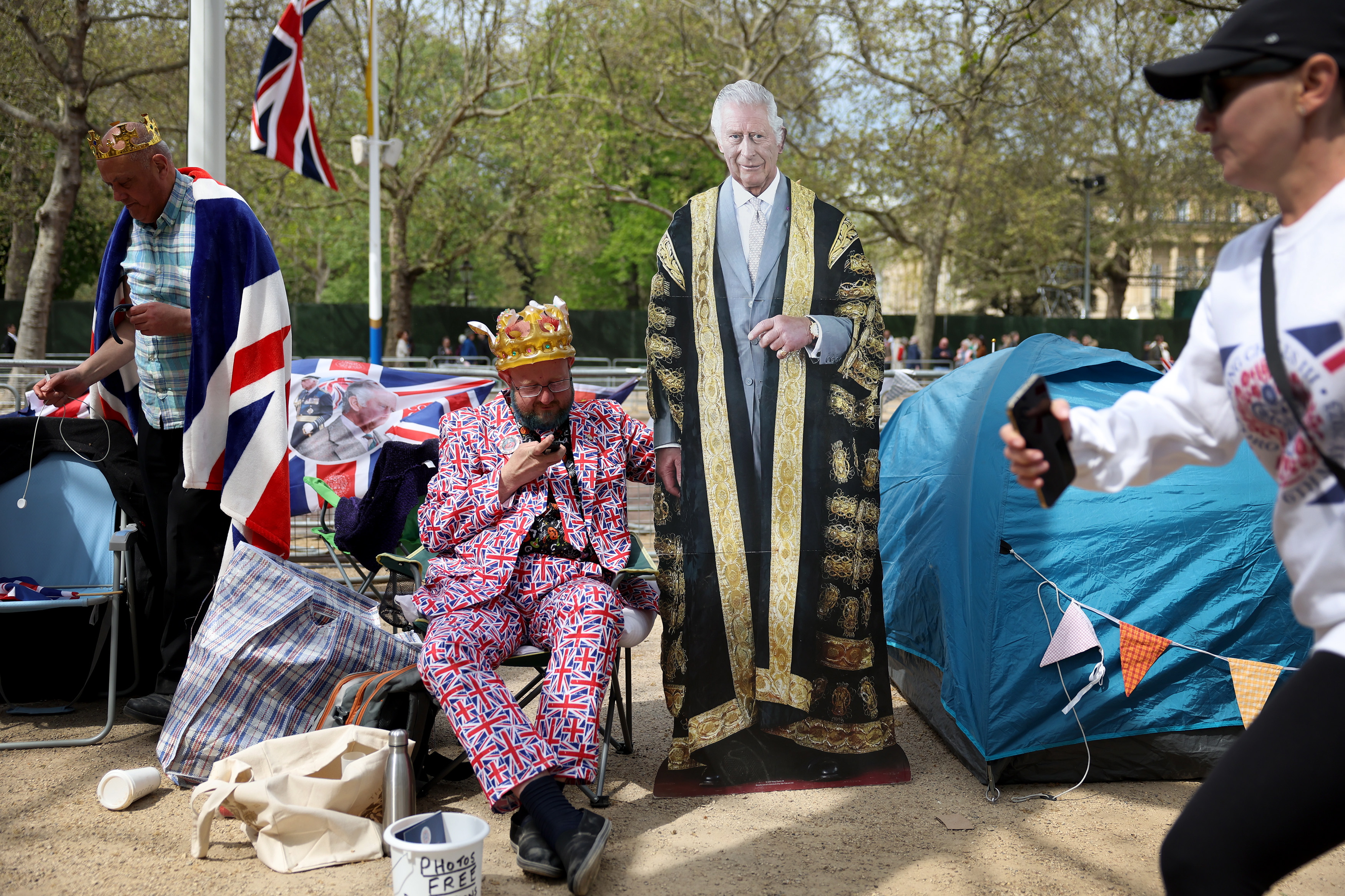 London (United Kingdom), 04/05/2023.- Fans of the Royal family gather on The Mall in London, Britain, 04 May 2023. Britain's King Charles III's Coronation takes place at Westminster Abbey in London on 06 May 2023. (Reino Unido, Londres) EFE/EPA/CATHAL MCNAUGHTON