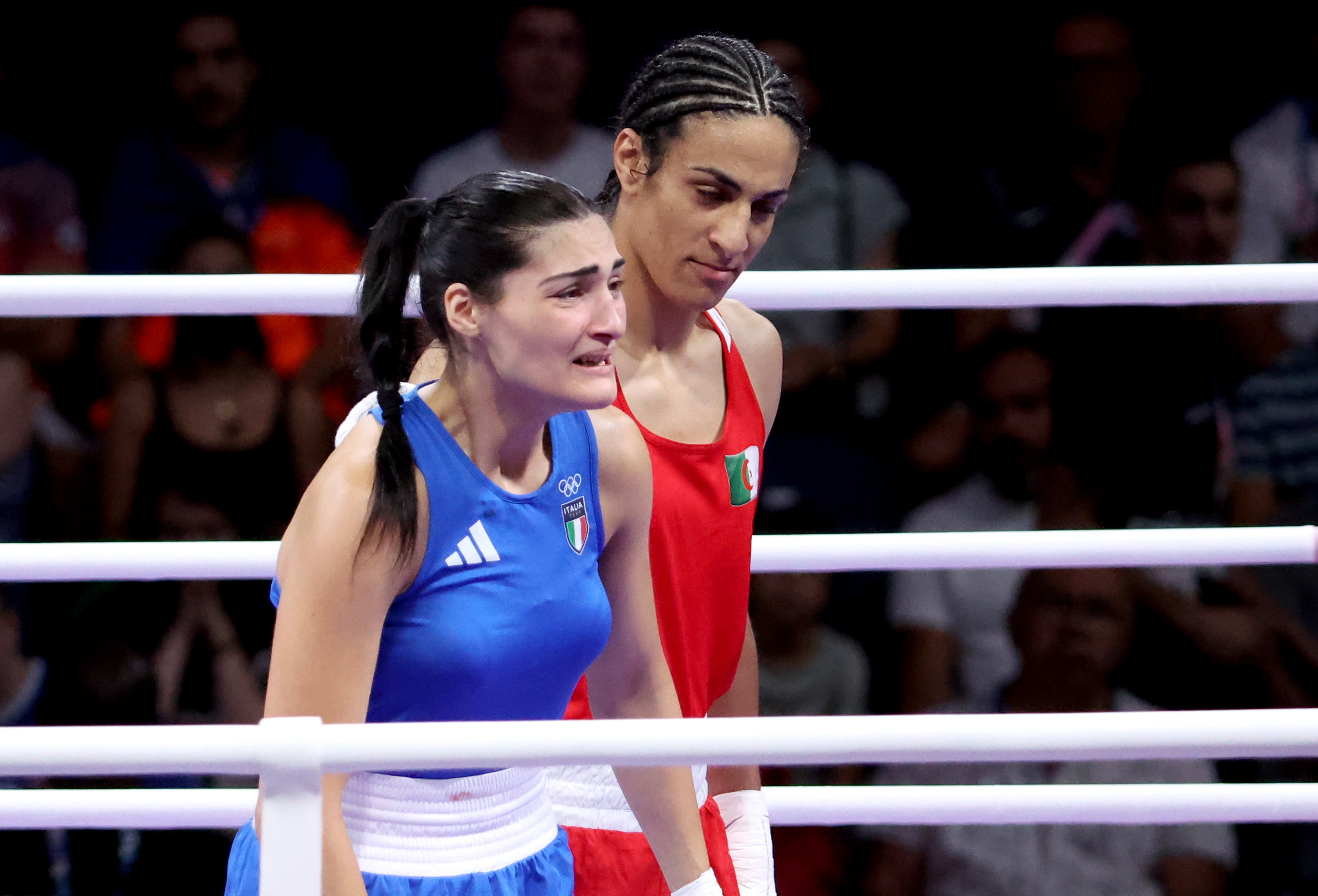 Villepinte (France), 01/08/2024.- Angela Carini (L) of Italy abandons her bout in the Women 66kg preliminaries round of 16 against Imane Khelif of the Boxing competitions in the Paris 2024 Olympic Games, at the North Paris Arena in Villepinte, France, 01 August 2024. (Francia, Italia) EFE/EPA/YAHYA ARHAB