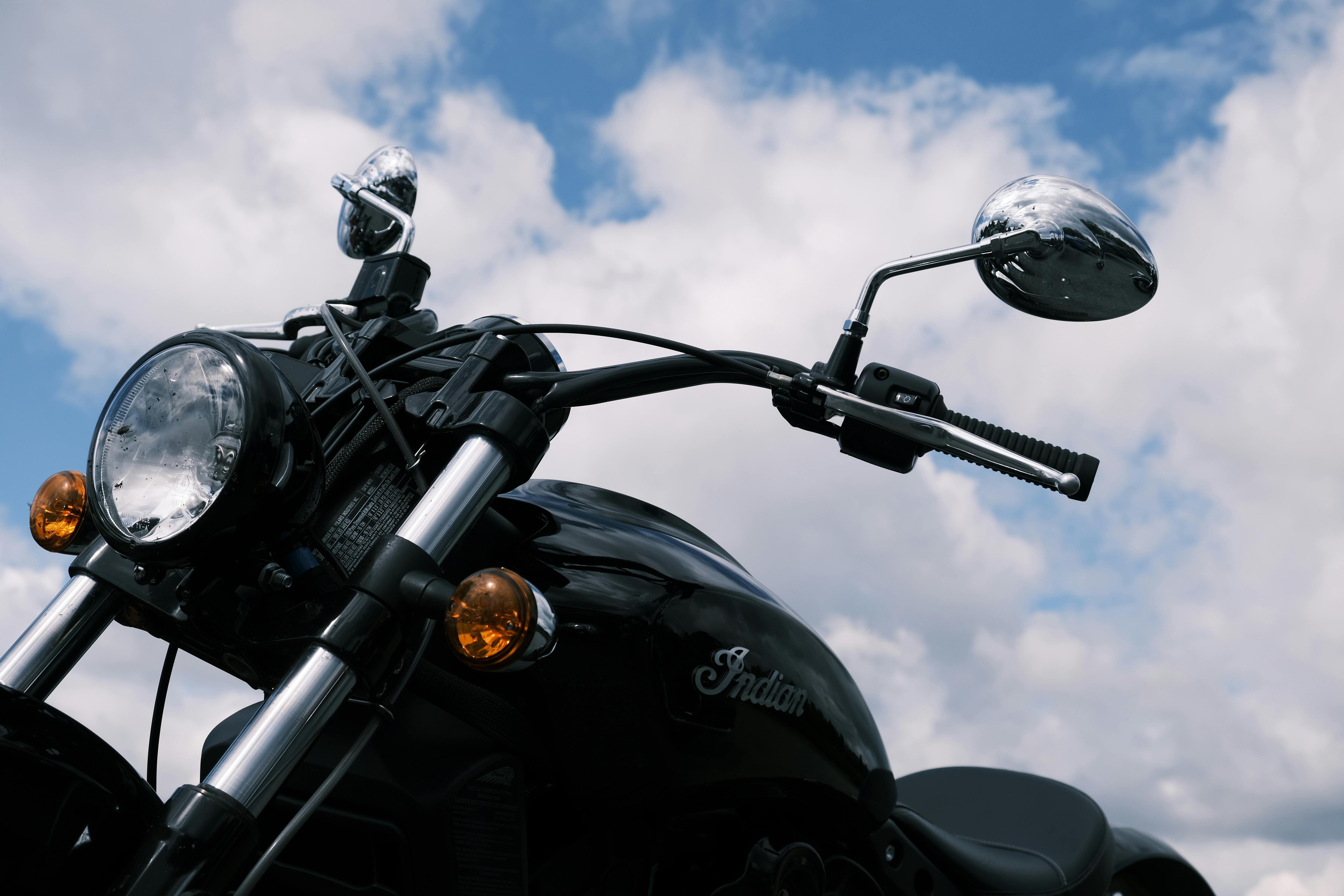 ¿Cuál es la multa por tener la placa de la moto en mal estado?