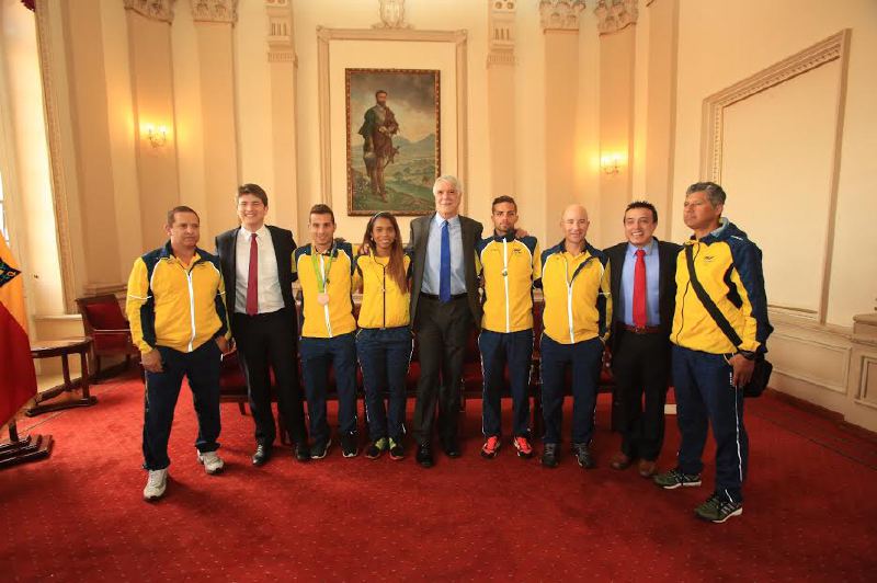Deportistas de los olímpicos reciben medalla del alcalde Peñalosa