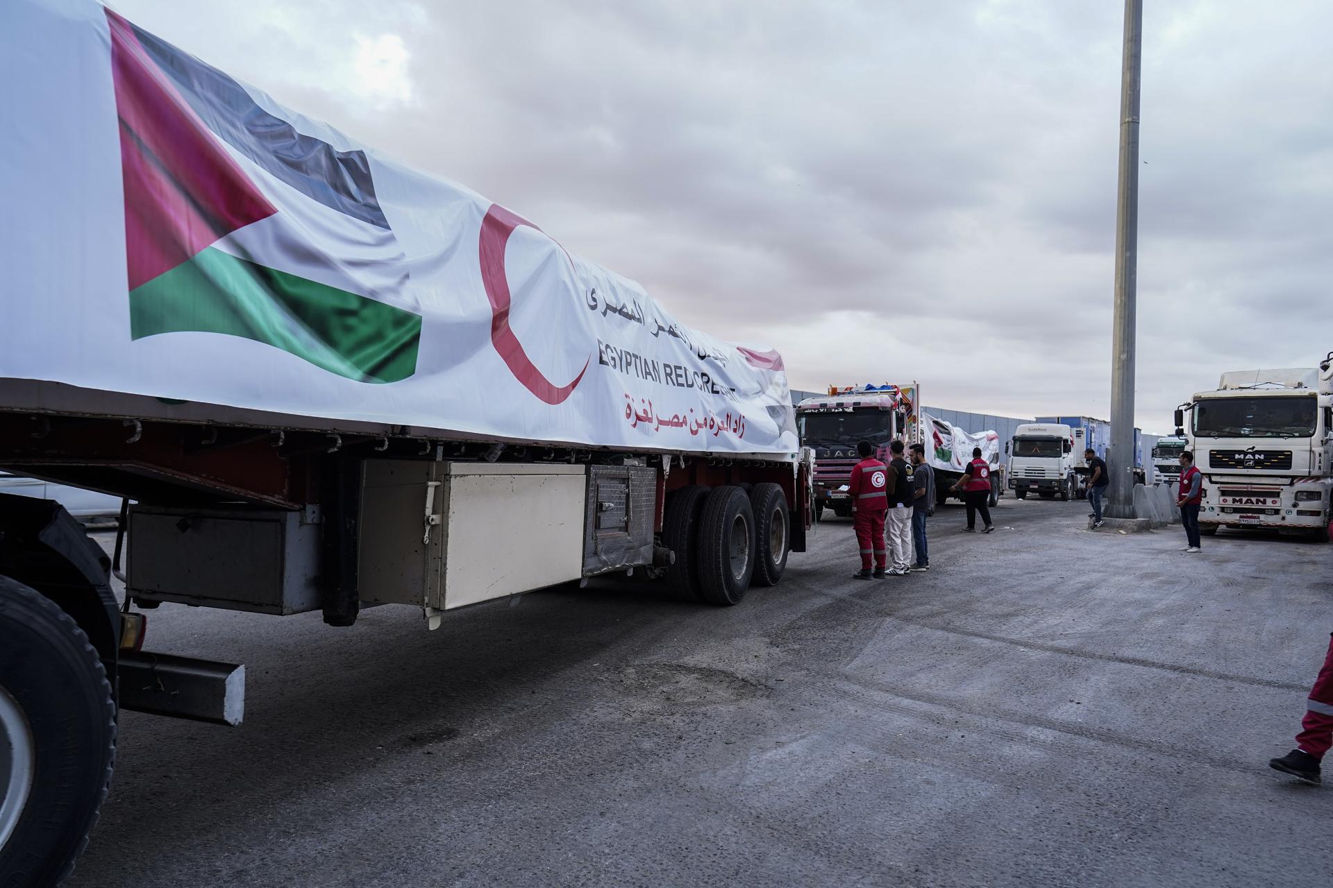 Un alivio para Gaza: comienza la entrada masiva de ayuda humanitaria desde Egipto