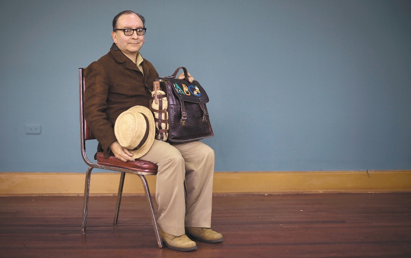 Raúl Piamonte en la "Casa del gremio de lustrabotas", entregada en octubre de 1952 a la Sociedad de Limpiabotas de Bogotá.