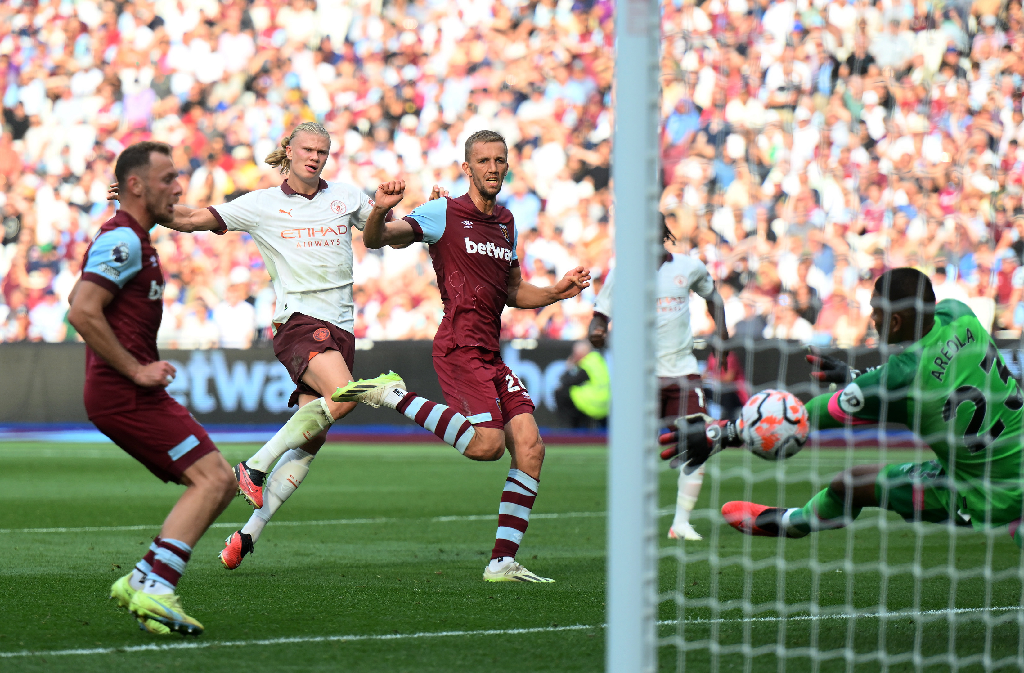 Manchester City ganó y mantuvo el liderato, mientras United se hundió en su crisis
