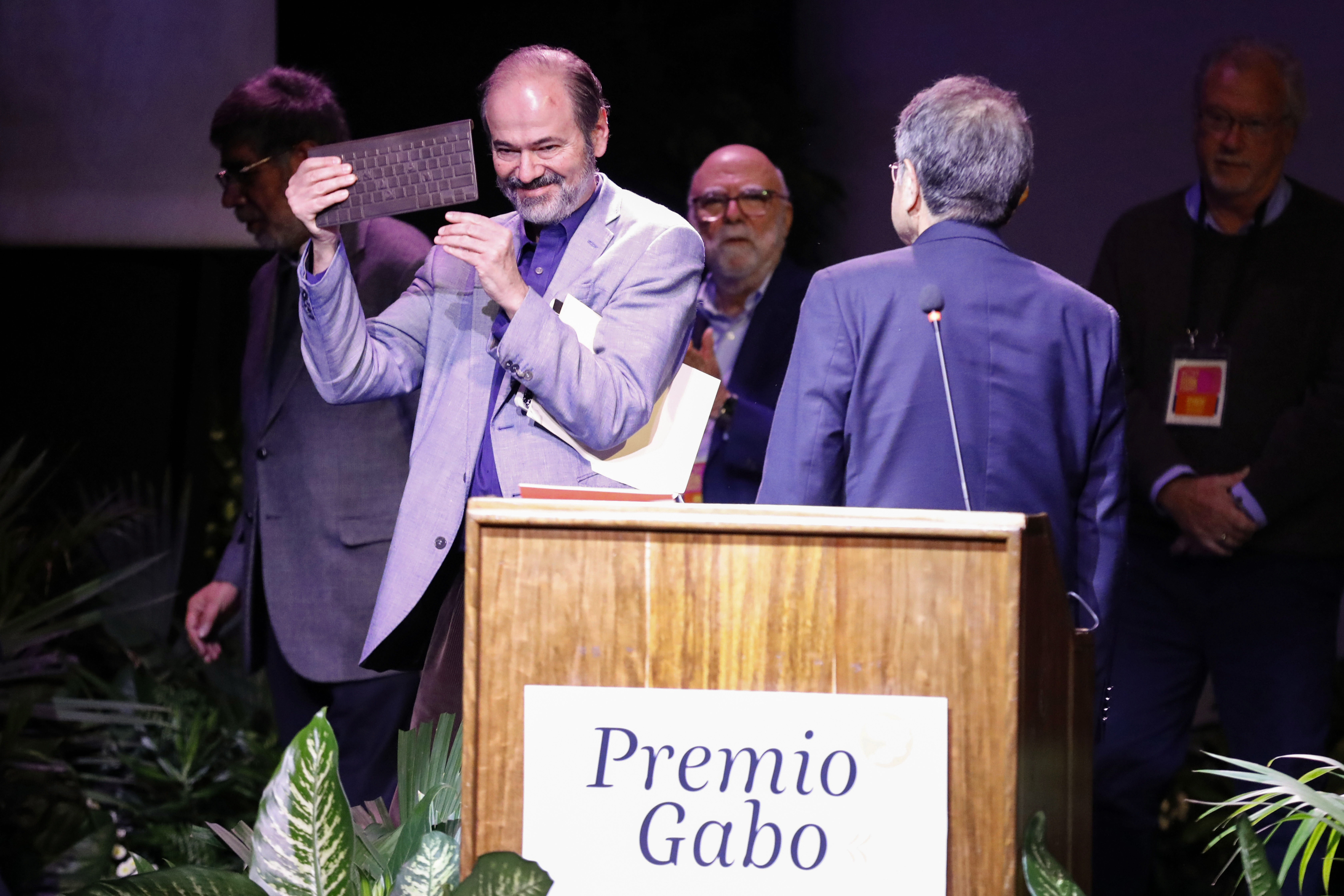 “El periodista que cree que merece premios, no es buen periodista”, Juan Villoro