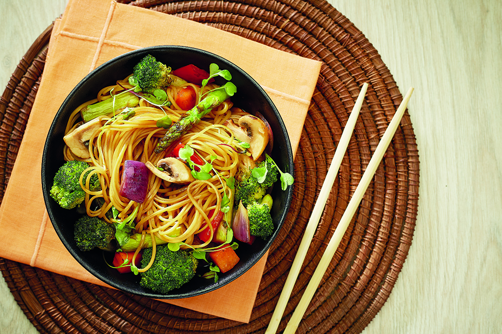 Aprende a preparar noodles de huevo con vegetales y salsa agridulce