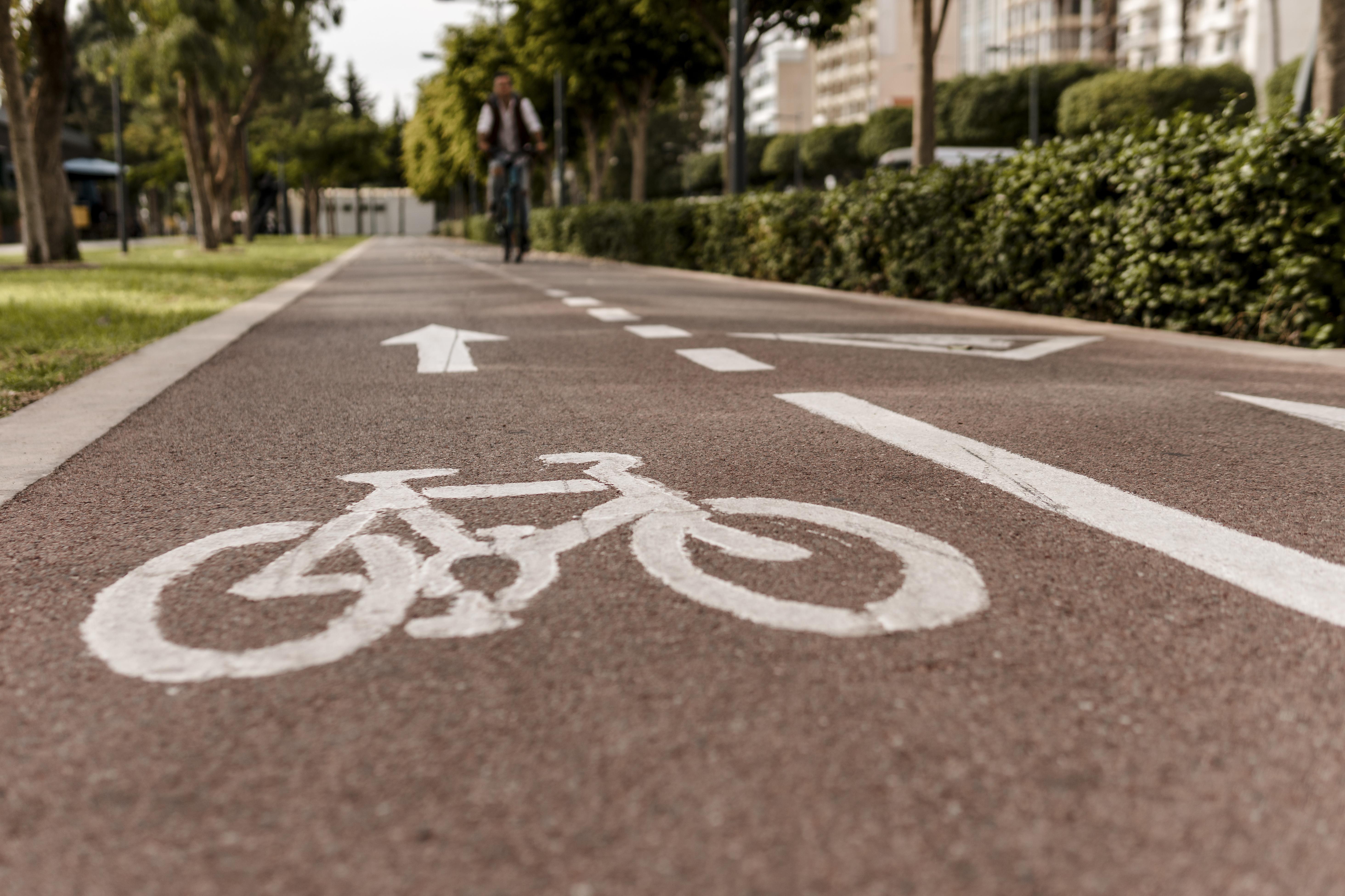 Las ciudades del mundo que redujeron carriles para autos y le apostaron a la bicicleta