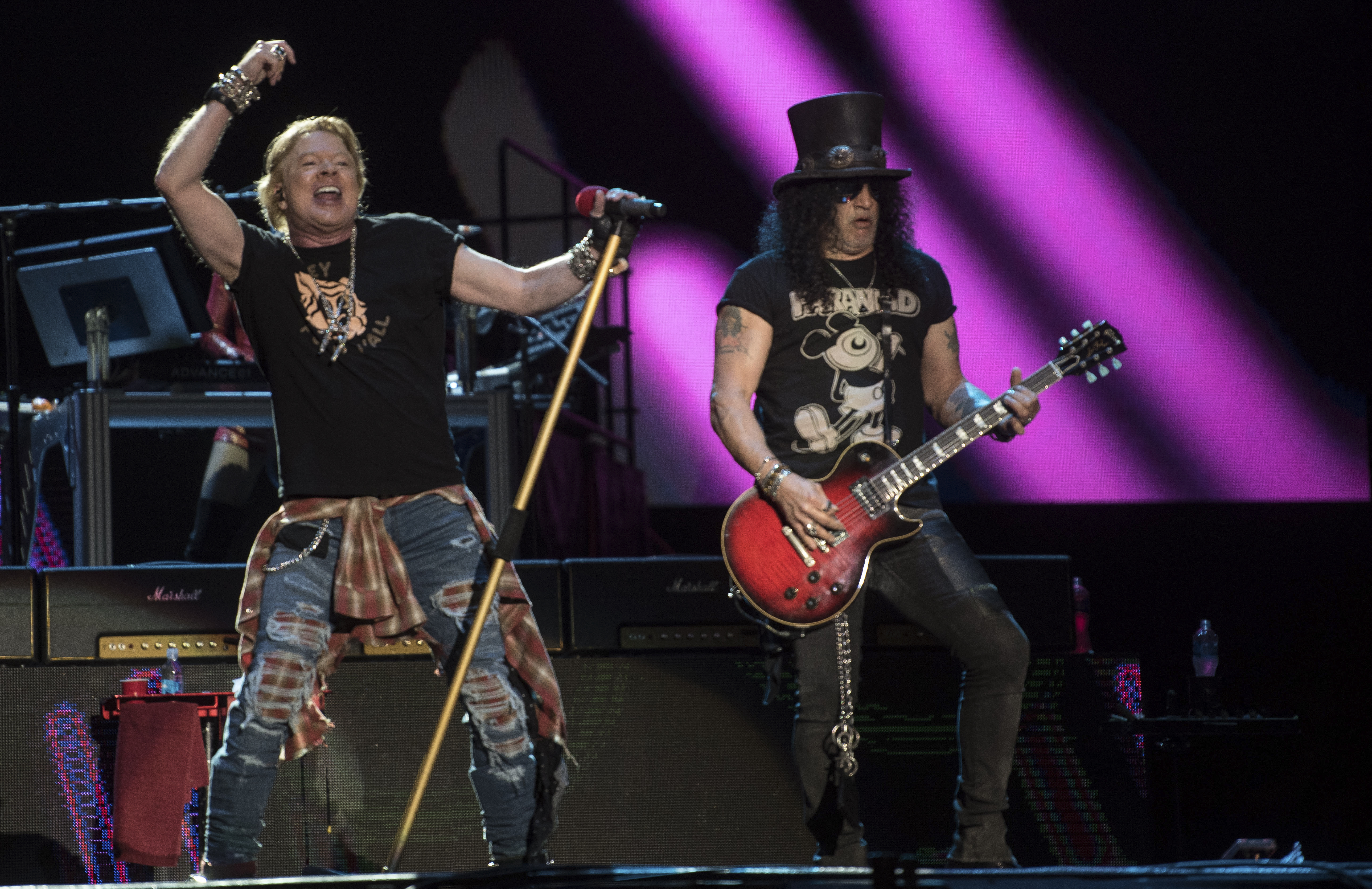 Guns N’ Roses rockeó en Bogotá mientras vecinos protestaban afuera del Vive Claro
