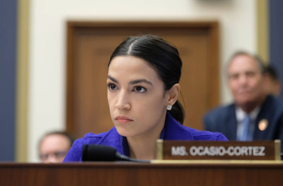 Ocasio-Cortez pide a gobierno Trump que no financie fumigaciones en Colombia