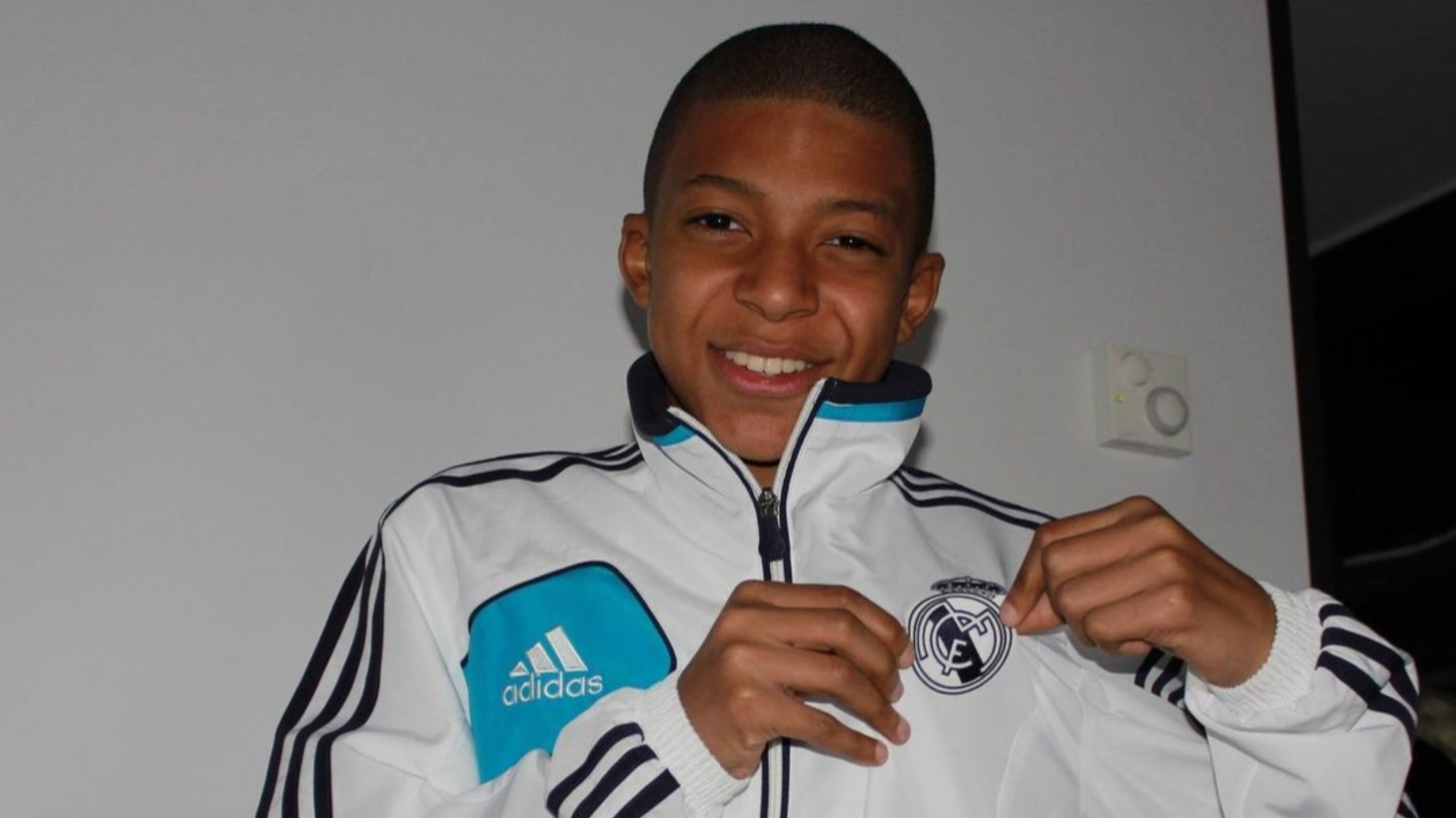 La foto de Kylian Mbappé con el uniforme de Real Madrid cuando era niño.