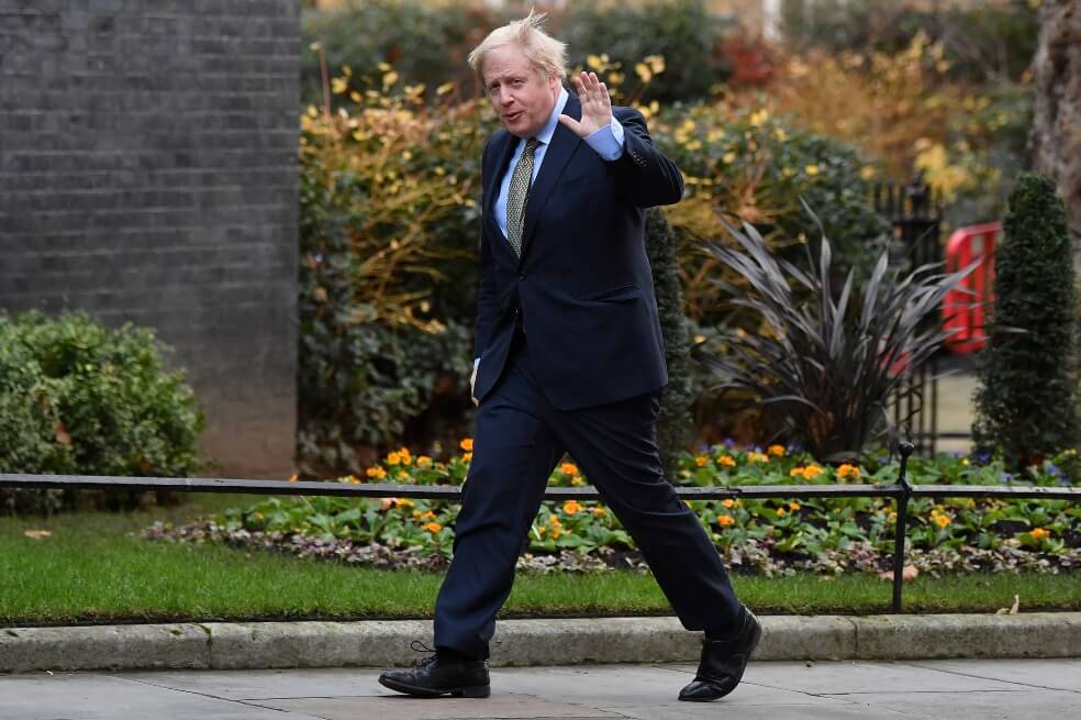 Boris Johnson a su llegada al palacio de Buckingham. / AFP