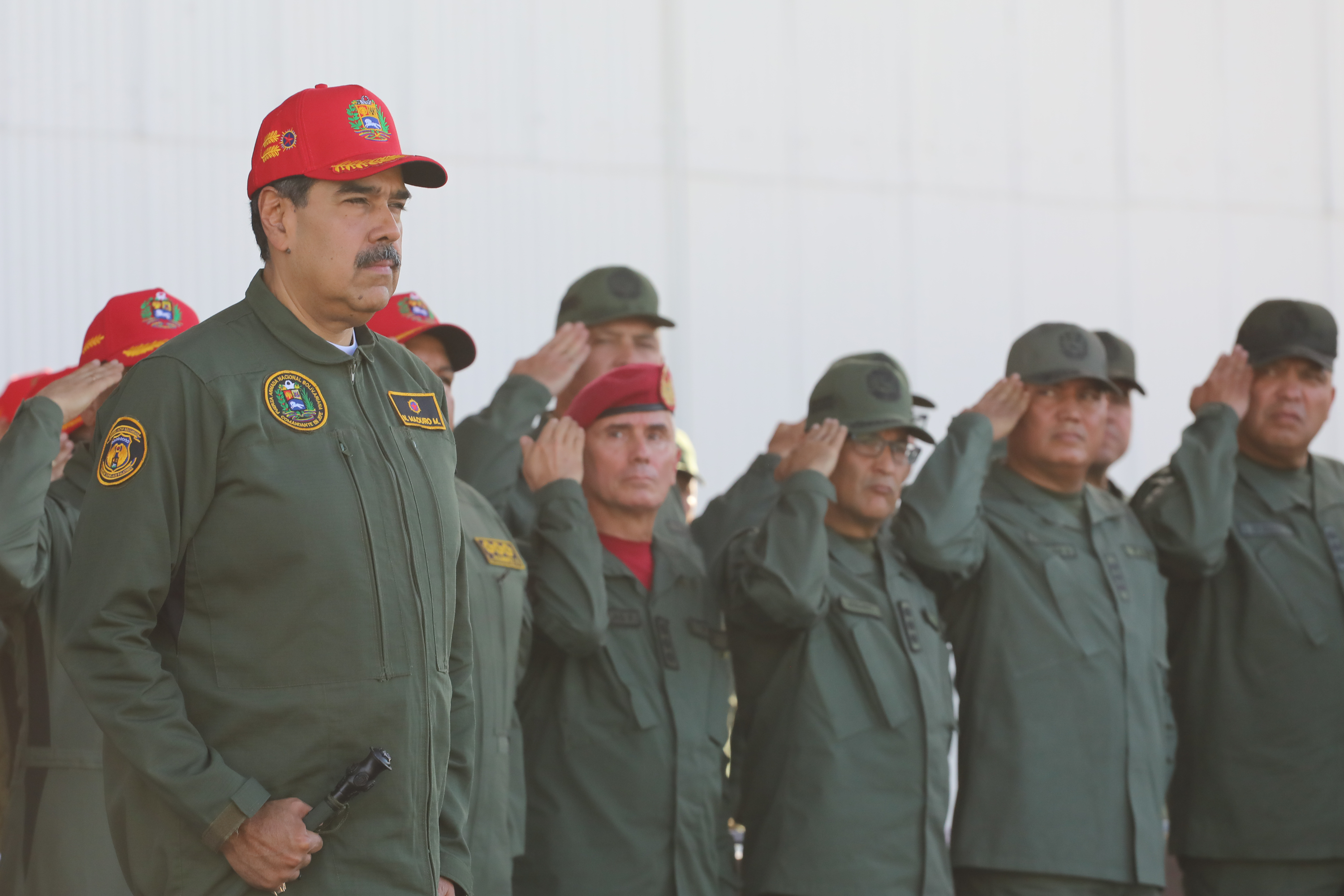 CARACAS (VENEZUELA), 28/11/2024.- Fotografía cedida por Palacio Miraflores del presidente de Venezuela, Nicolás Maduro en un acto con militares este miércoles, en Palo Negro, Estado Aragua (Venezuela). El presidente de Venezuela, Nicolás Maduro, condecorará a los 21 cargos chavistas sancionados este miércoles por Estados Unidos, a quienes Washington acusa de "represión" y de intentar "robar" las presidenciales de julio, en las que el mandatario fue proclamado ganador, un resultado que la mayor coalición opositora considera fraudulento. EFE/ PALACIO MIRAFLORES /SOLO USO EDITORIAL/NO VENTAS/SOLO DISPONIBLE PARA ILUSTRAR LA NOTICIA QUE ACOMPAÑA/CRÉDITO OBLIGATORIO