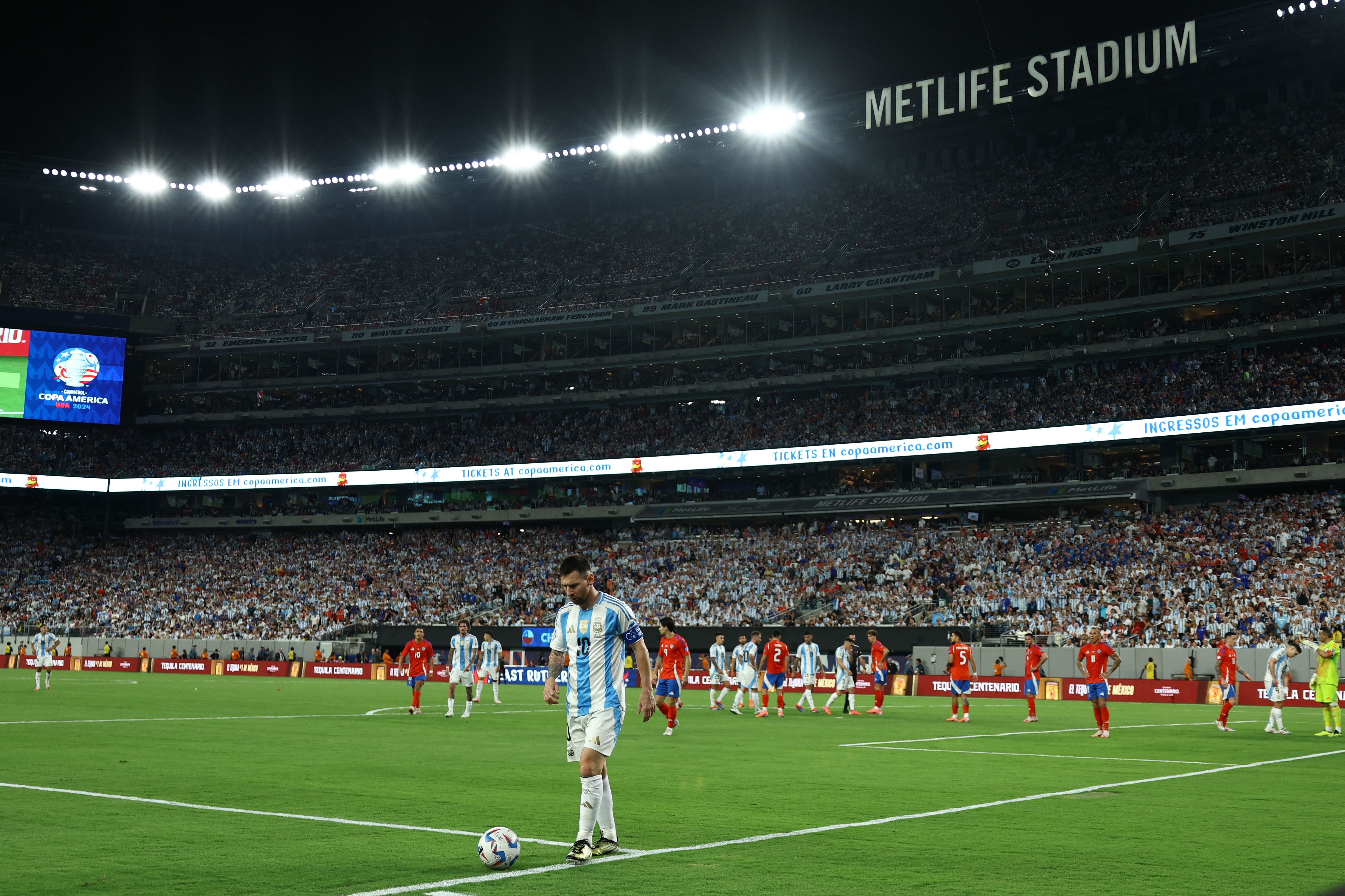 Lionel Messi de Argentina camina sobre el campo durante el partido CONMEBOL Copa América 2024 entre Chile y Argentina en el estadio MetLife el 25 de junio, 2024.