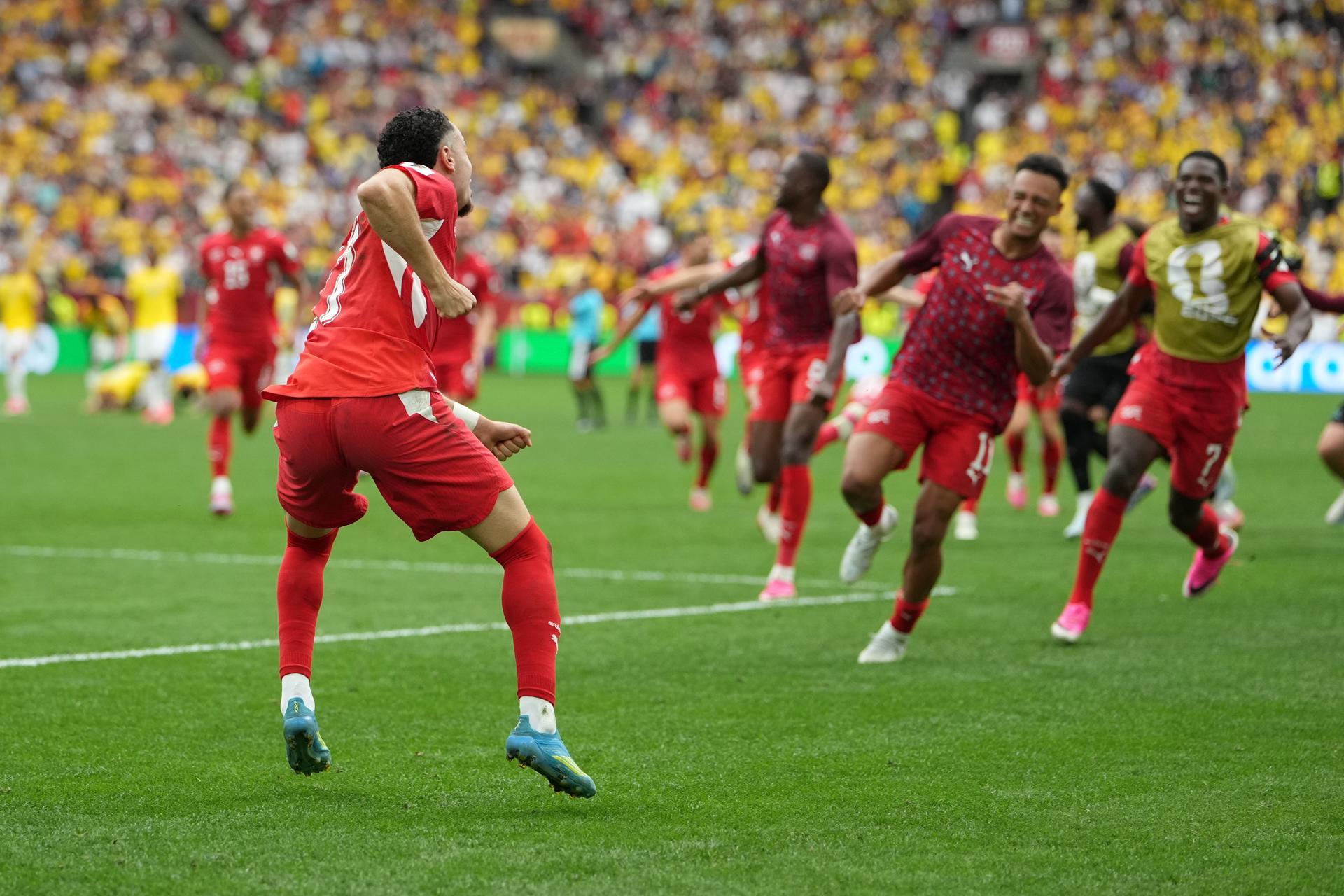 VANCOUVER (Canada), 08/07/2026.- Ruben Vargas of Switzerland (C) celebrates scoring the winning penalty with his teammates after the penalty shoot-out of the FIFA World Cup 2026 Round of 16 match Switzerland against Colombia, in Vancouver, Canada, 07 July 2026. (Suiza) EFE/EPA/BOB FRID
