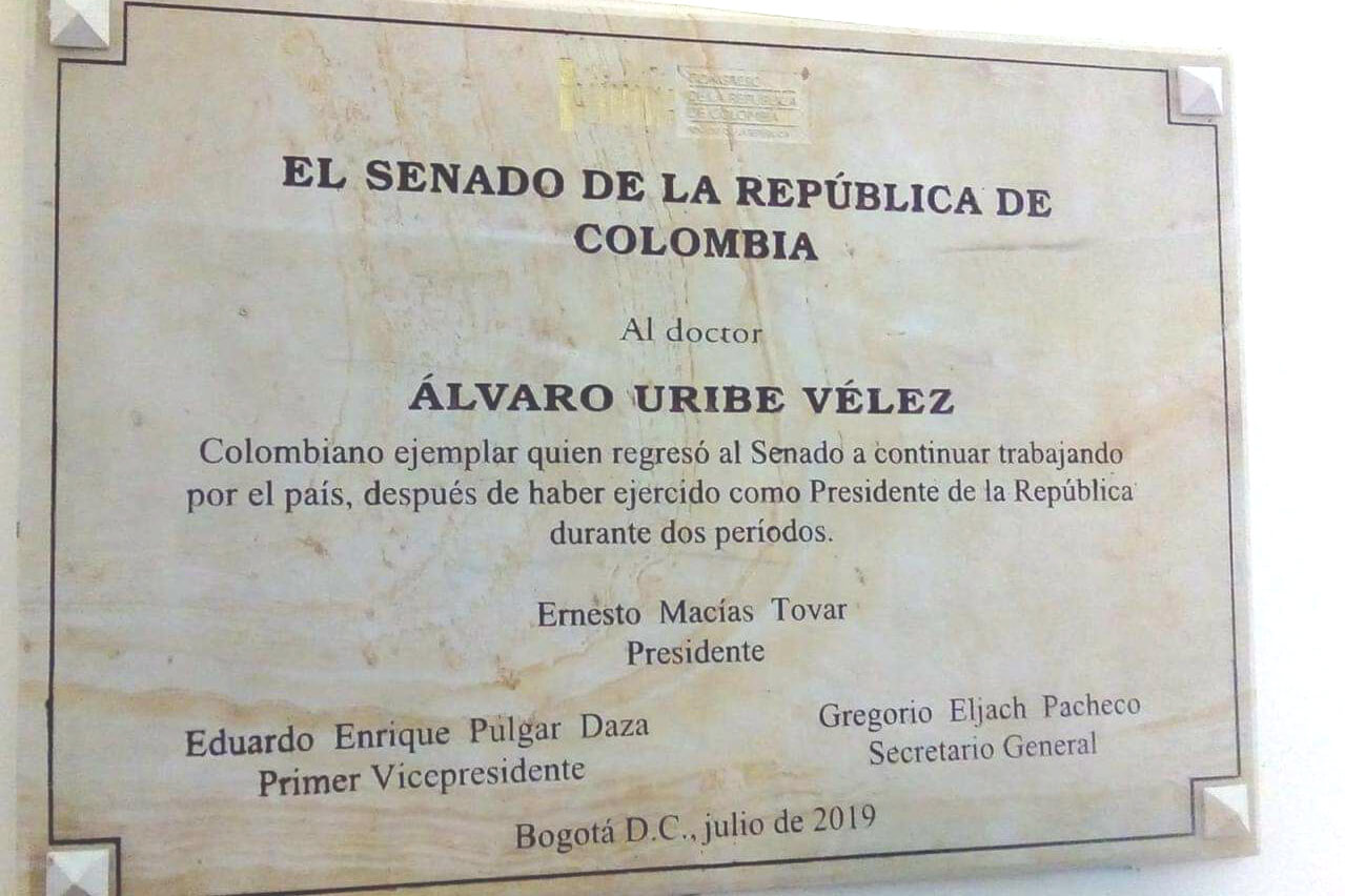 Placa en homenaje al expresidente Uribe no podrá quitarse: Consejo de Estado