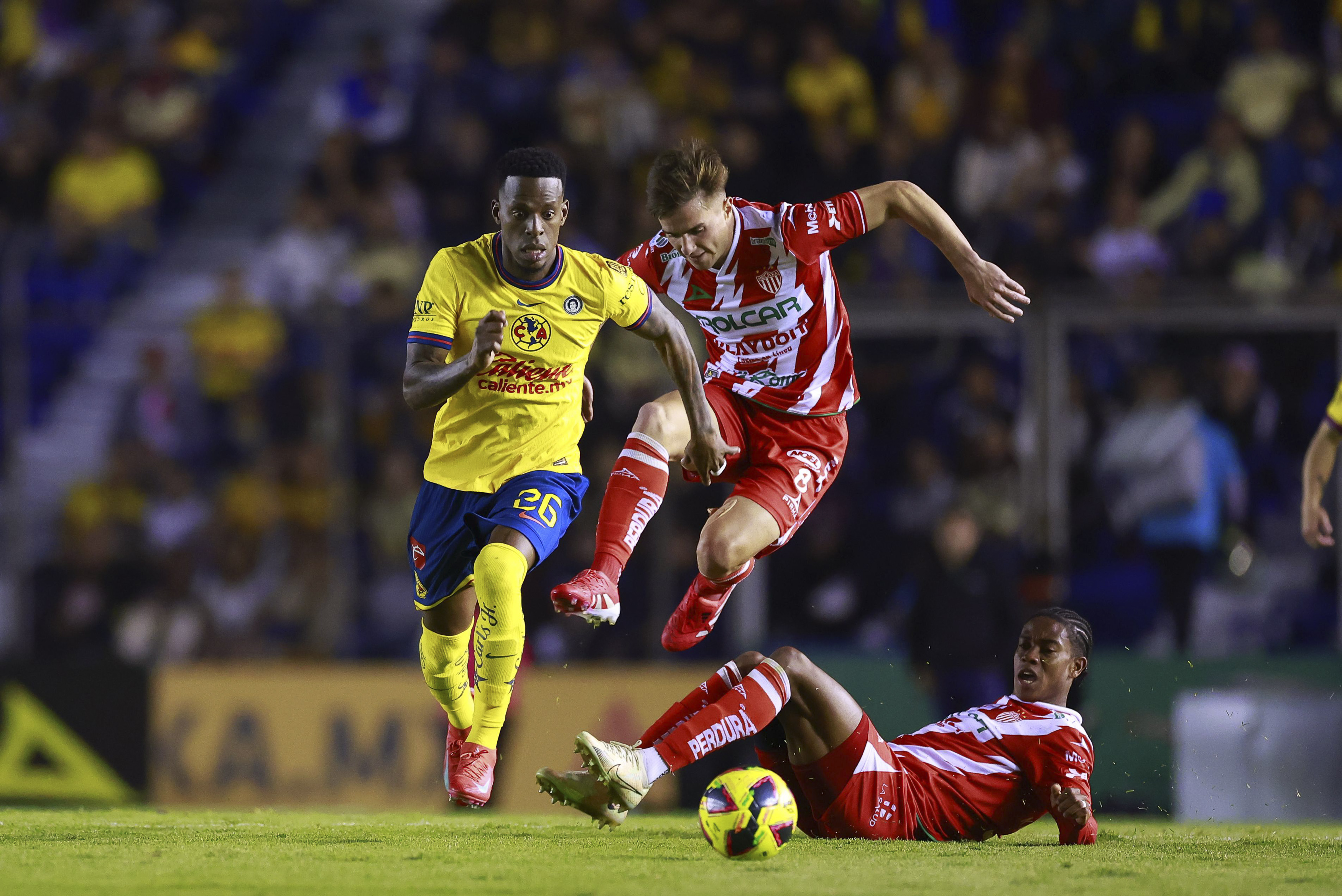 MEX3093. CIUDAD DE MÉXICO (MÉXICO), 15/02/2025.- Cristian Borja (i) de América disputa un balón con Agustin Palavecino (c) y Kevin Ante Necaxa este viernes, durante un partido de la séptima jornada del Torneo Clausura 2025 de la Liga MX entre América y Necaxa, en el Estadio Ciudad de los Deportes en Ciudad de México (México). EFE/ Sáshenka Gutiérrez
