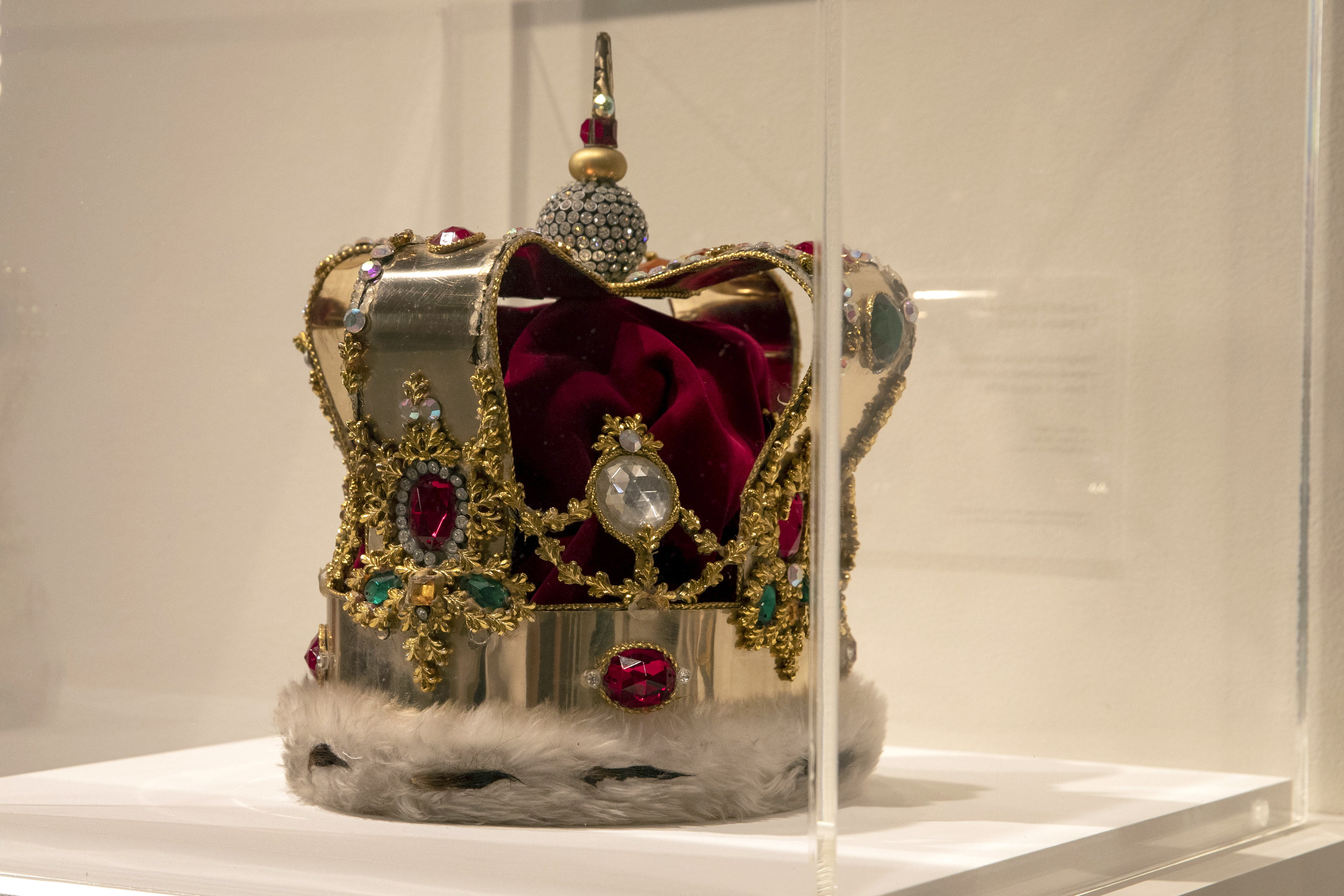 New York (United States), 01/06/2023.- A stage crown worn by the late British singer-songwriter Freddie Mercury is on display at Sotheby's auction house in New York, New York, USA, 01 June 2023. The 'Freddie Mercury: A World of His Own' exhibition includes some twenty highlights and will travel to Los Angeles, Hong Kong and London. (Estados Unidos, Londres, Nueva York) EFE/EPA/SARAH YENESEL