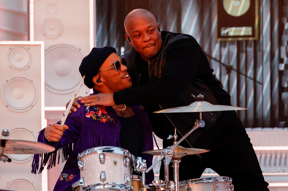 Dr. Dre (derecha) abraza al rapero estadounidense Anderson Paak.