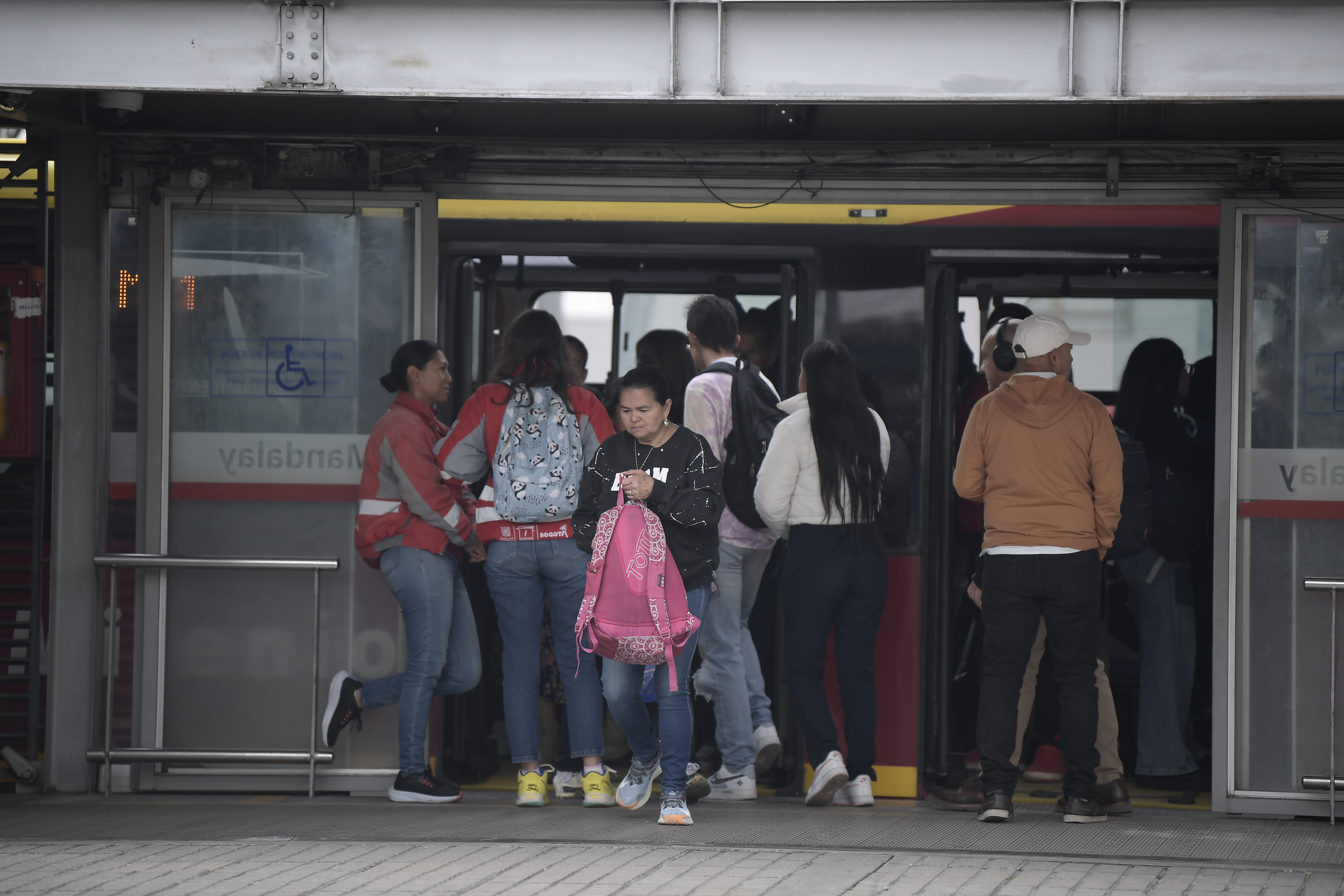 ¿Sin estudios? Critican la apuesta de Galán por reducir los colados en SITP