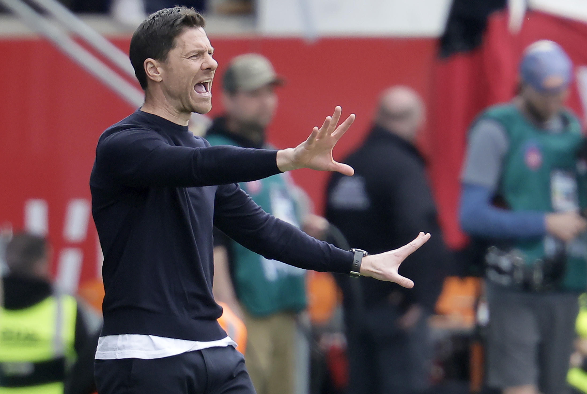 HEIDENHEIM (Germany), 05/04/2025.- Head coach Xabi Alonso of Leverkusen reacts during the German Bundesliga soccer match between 1. FC Heidenheim 1846 and Bayer 04 Leverkusen in Heidenheim, Germany, 05 April 2025. (Alemania) EFE/EPA/RONALD WITTEK CONDITIONS - ATTENTION: The DFL regulations prohibit any use of photographs as image sequences and/or quasi-video.