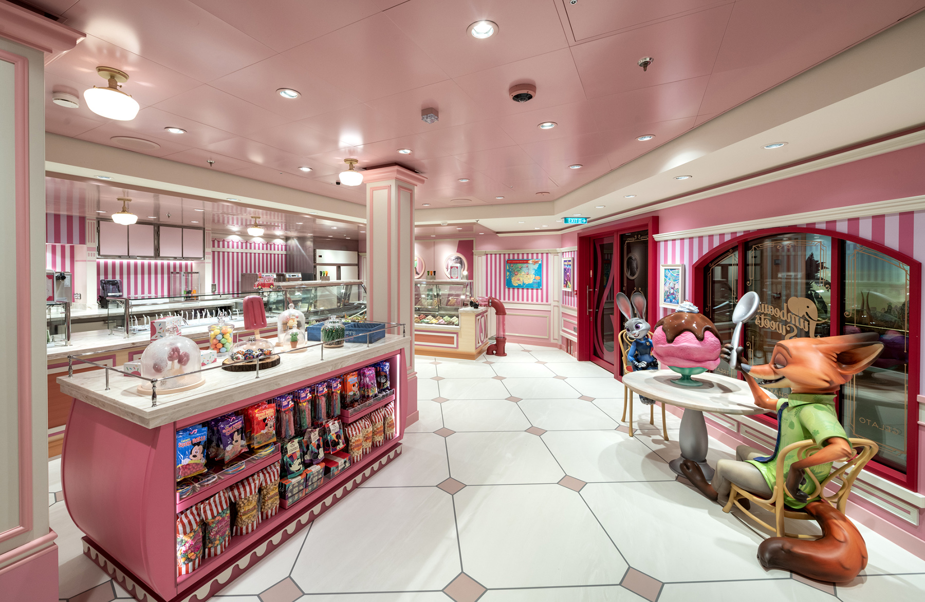 A bordo del Disney Treasure, el barco más nuevo de Disney Cruise Line, Jumbeaux's Sweets, recuerda a la popular heladería, Jumbeaux Café, de la bulliciosa metrópolis de mamíferos que aparece en "Zootopia" de Disney. Rodeados de divertidos interiores de color rosa, arquitectura de estilo victoriano y una entrañable escultura de la oficial Judy Hopps y Nick Wilde, a los invitados se les sirve humor y corazón. Hay más de 30 sabores de helados artesanales y muchas otras delicias dulces.