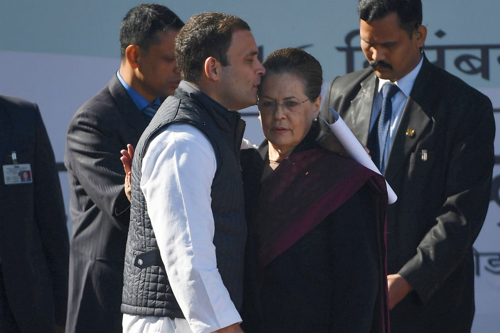 El último hombre de la dinastía Gandhi asume el poder