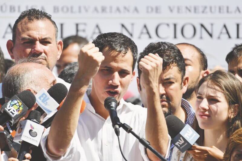 Fiscalía de Venezuela pide que se prohíba a Guaidó salir del país