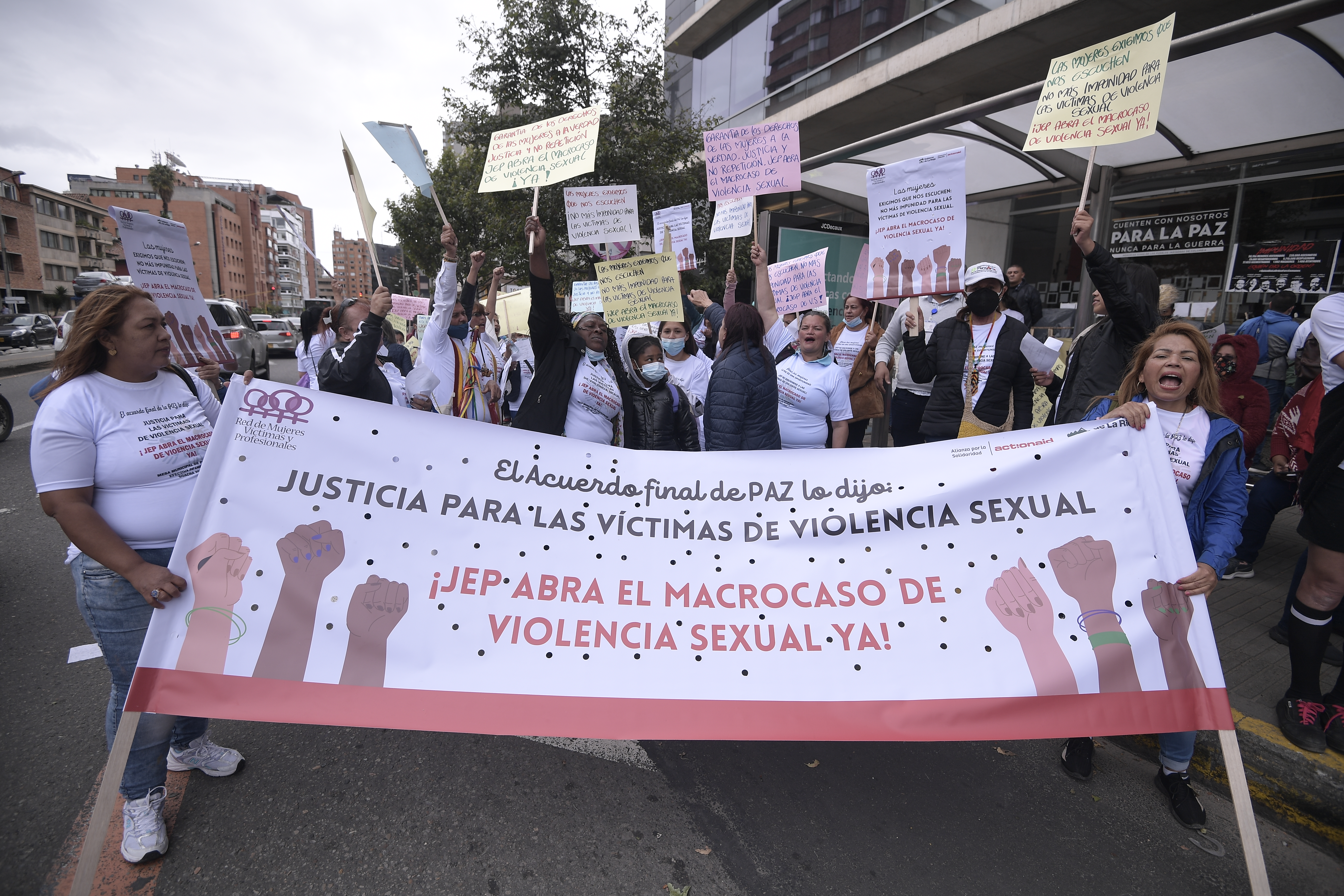 Mujeres que sufrieron violencia sexual en la guerra le exigen a la JEP que abra una investigación y que les dé respuestas sobre sus casos, en el marco del día de la dignidad de las víctimas de violencia sexual en el conflicto, que se conmemora este 25 de mayo.