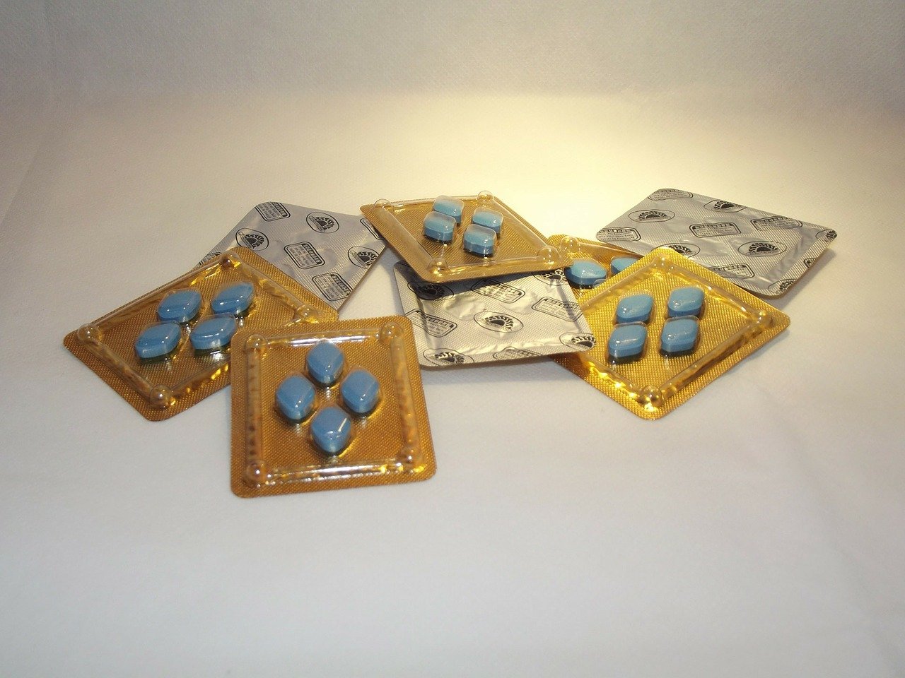 Capturan a sacerdote que traficaba viagra y otros potenciadores junto a su pareja
