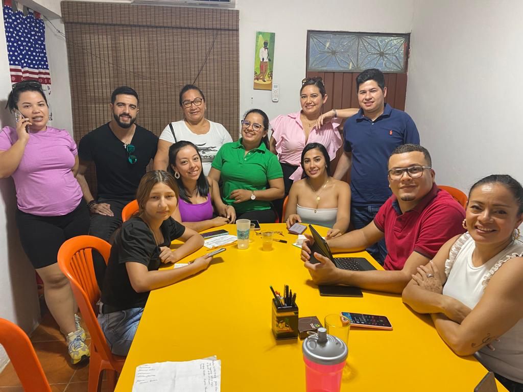 Foto durante la "llamadatón" que convocó el alcalde de San Carlos de Guaroa, César Muñoz, para invitar al evento político del candidato a la alcaldía de este municipio en los próximos comicios, Carlos Alberto Pineda.