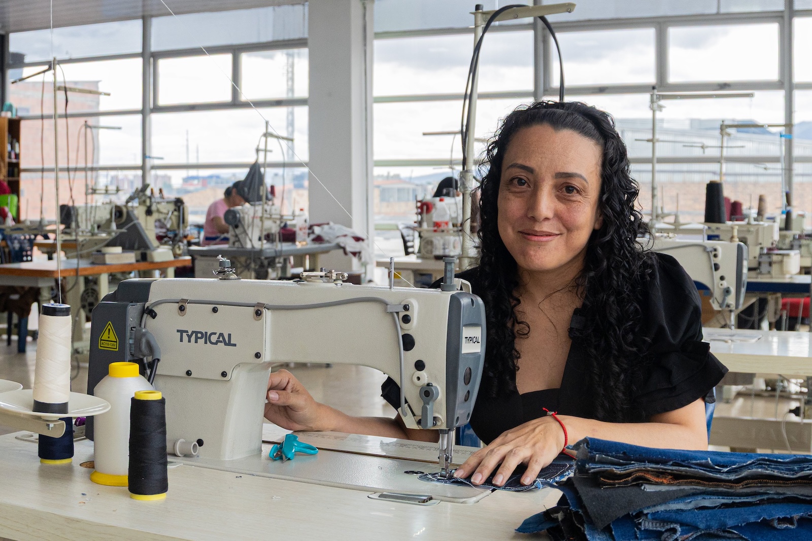 Jeans reciclados se vuelven bolsos: Bogotá estrena este sábado su primera colección circular
