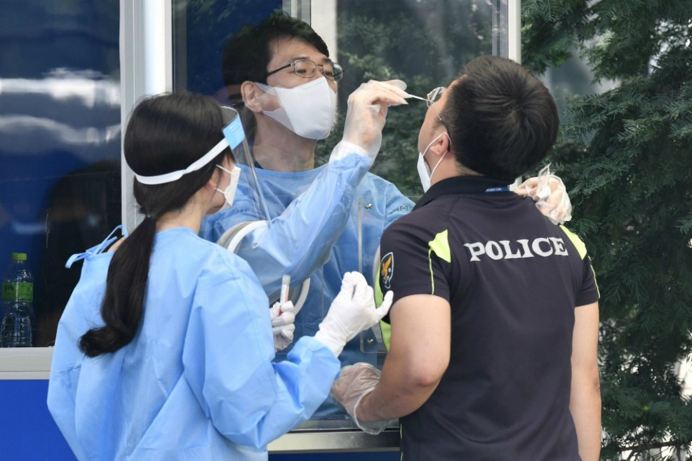 La pandemia entra en una nueva fase y aumentan las tensiones por vacunas