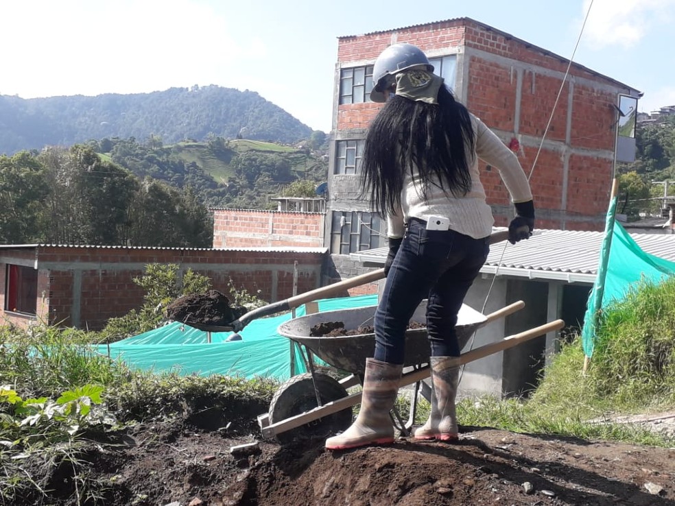 El programa “Tu Casa Primero, bloqueras comunitarias” es promovido por la Gobernación de Caldas y permite a mujeres de bajos recursos construir los bloques con que edifican sus propias viviendas.
