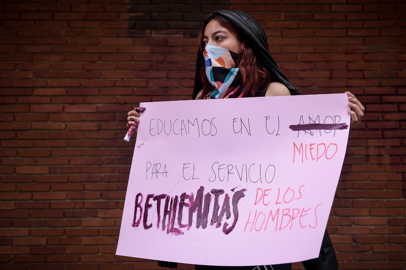 El plantón inició hacia la 1:30pm de este miércoles y se acabó a las 4p.m.. Se exhibieron carteles, se cantaron arengas y se quemaron una falta y un saco del uniforme del colegio.