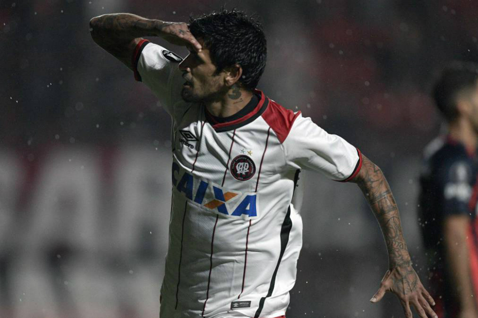 Lucho González disputa actualmente la Copa Libertadores con Atlético Paranaense