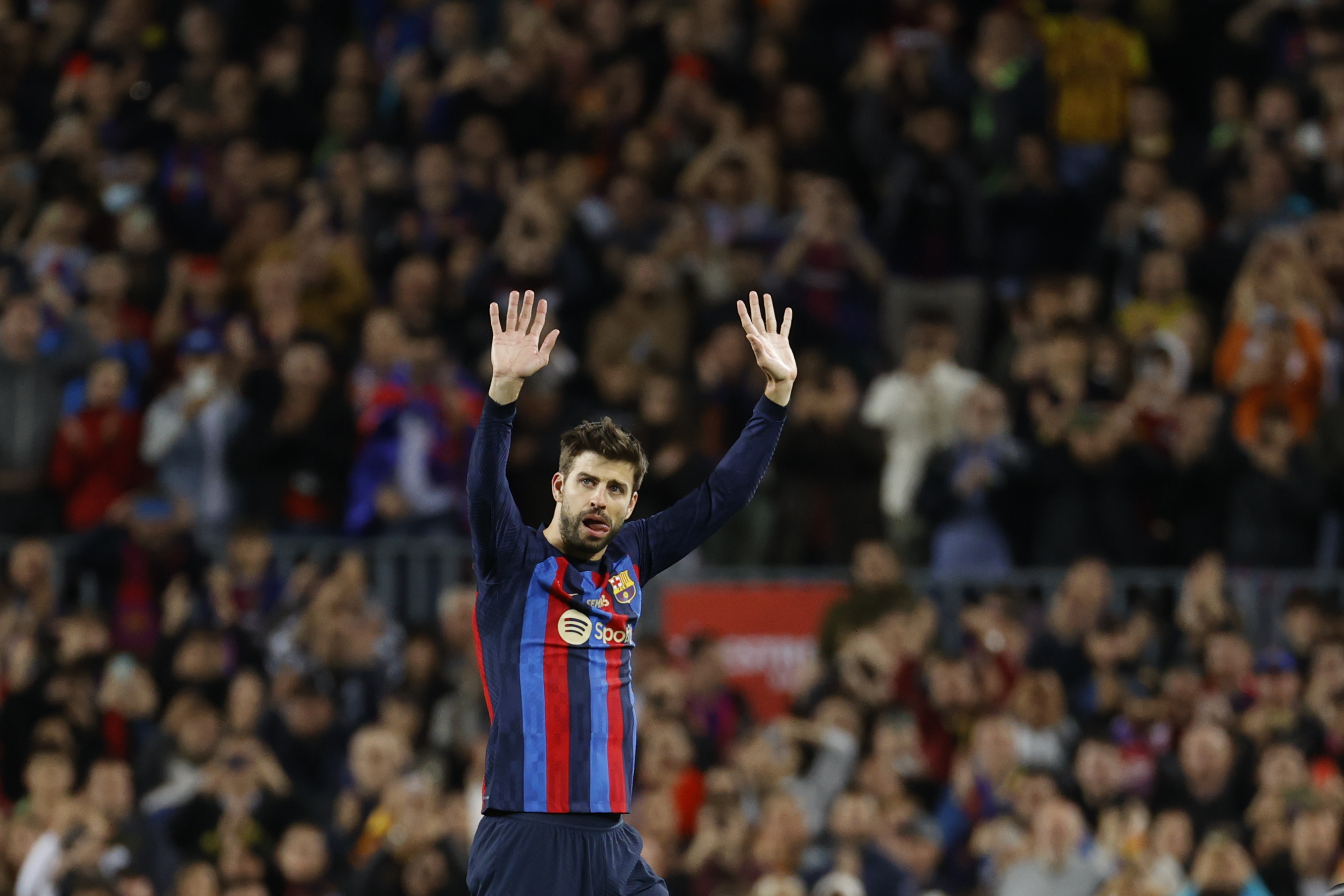 BARCELONA, 05/11/2022.- El defensa del Barcelona Gerad Piqué abandona el terreno de juego, durante el encuentro de la decimotercera jornada de LaLiga entre el FC Barcelona y el UD Almería que disputan este sábado en el Camp Nou, en Barcelona. EFE/Toni Albir