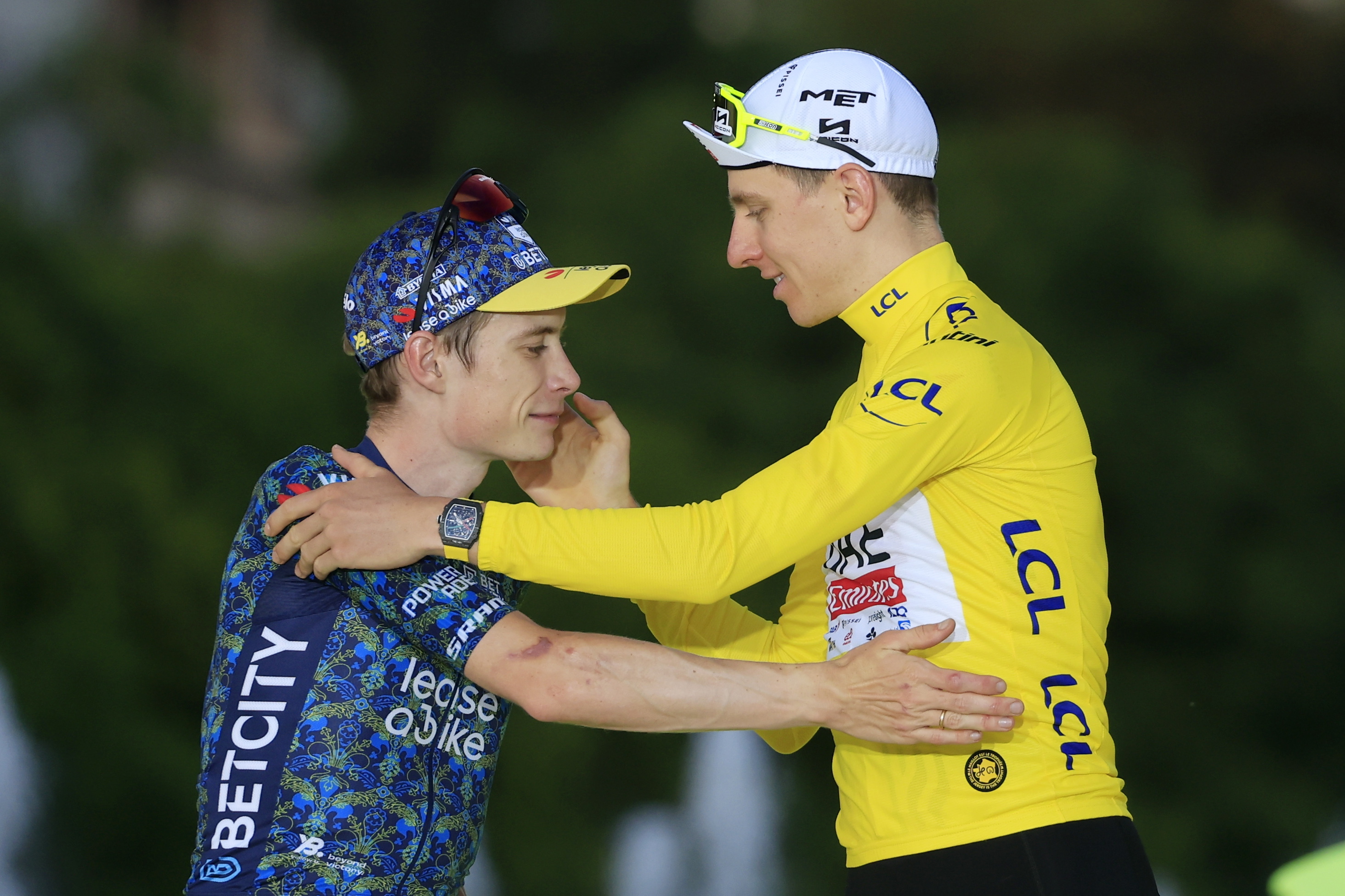 Nice (France), 21/07/2024.- Second placed Danish rider Jonas Vingegaard (L) of Team Visma Lease a Bike congratulates Yellow Jersey and Tour de France overall winner Slovenian rider Tadej Pogacar (R) of UAE Team Emirates on the podium after the 21st and final stage of the 2024 Tour de France cycling race over 33km Individual time-trial (ITT) from Monaco to Nice, France, 21 July 2024. (Ciclismo, Francia, Eslovenia, Niza) EFE/EPA/GUILLAUME HORCAJUELO