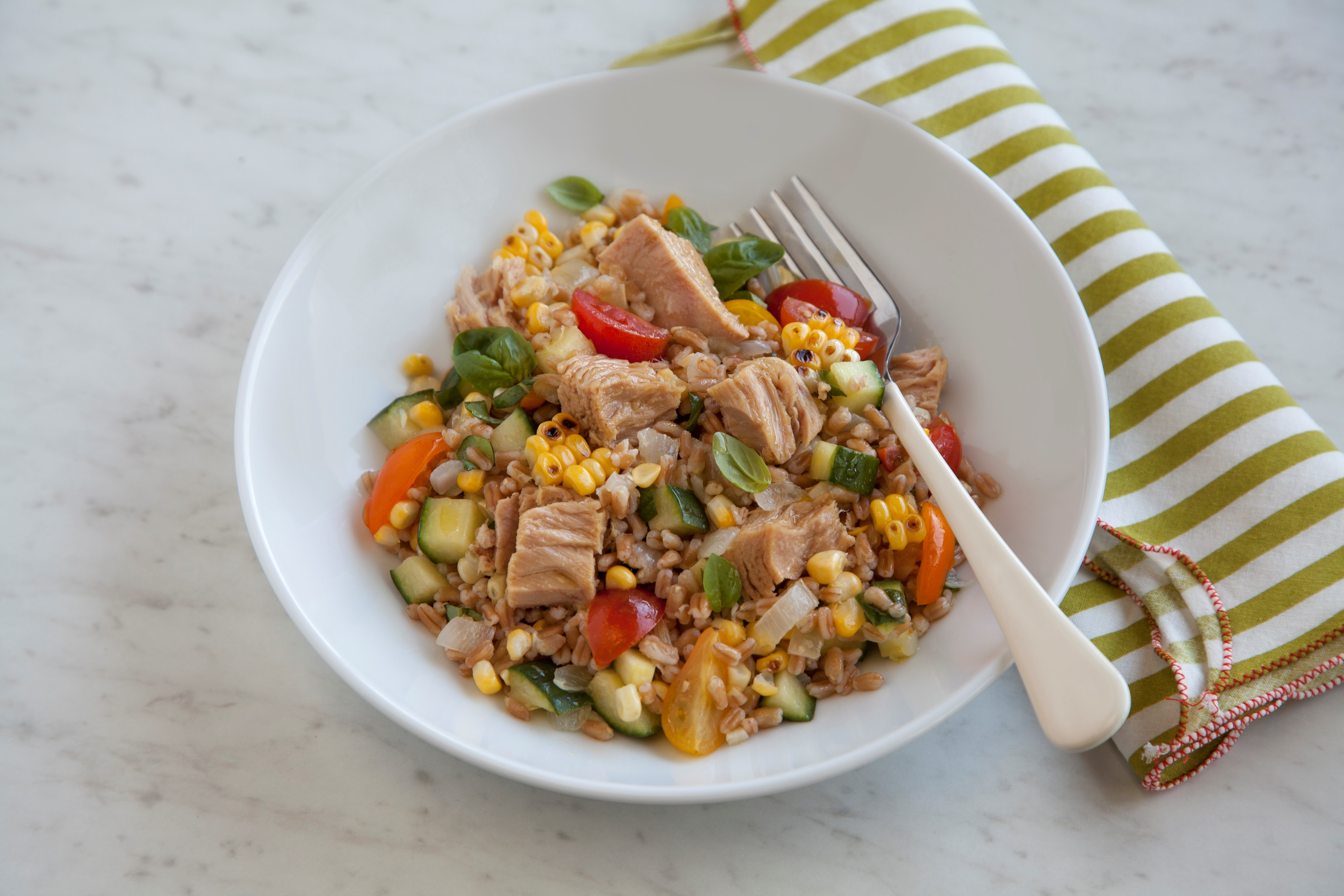 Así se prepara una ensalada de verano con farro y atún