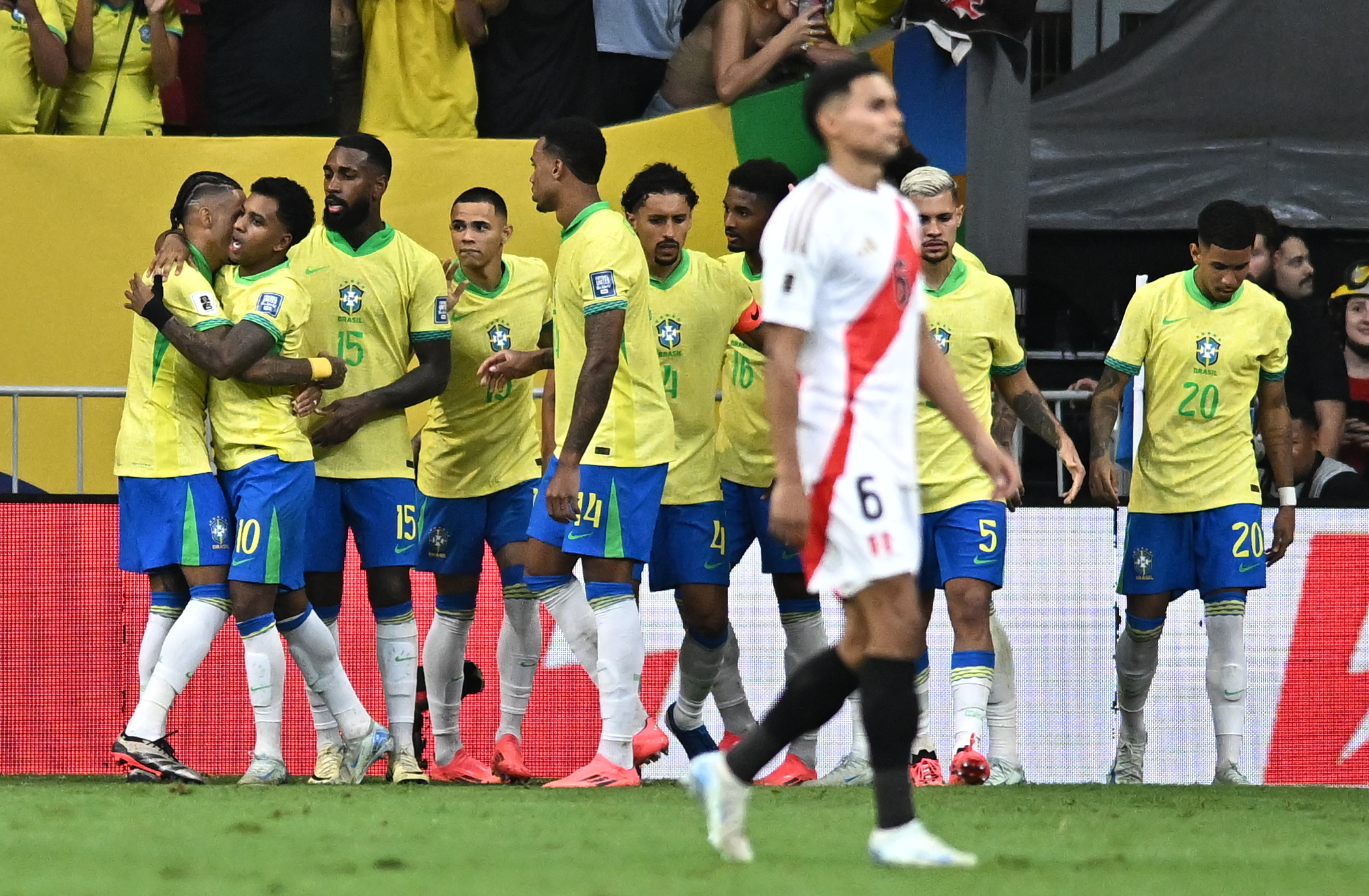 Brasil goleó 4-0 a Perú y se acomodó en la doble fecha de la eliminatoria