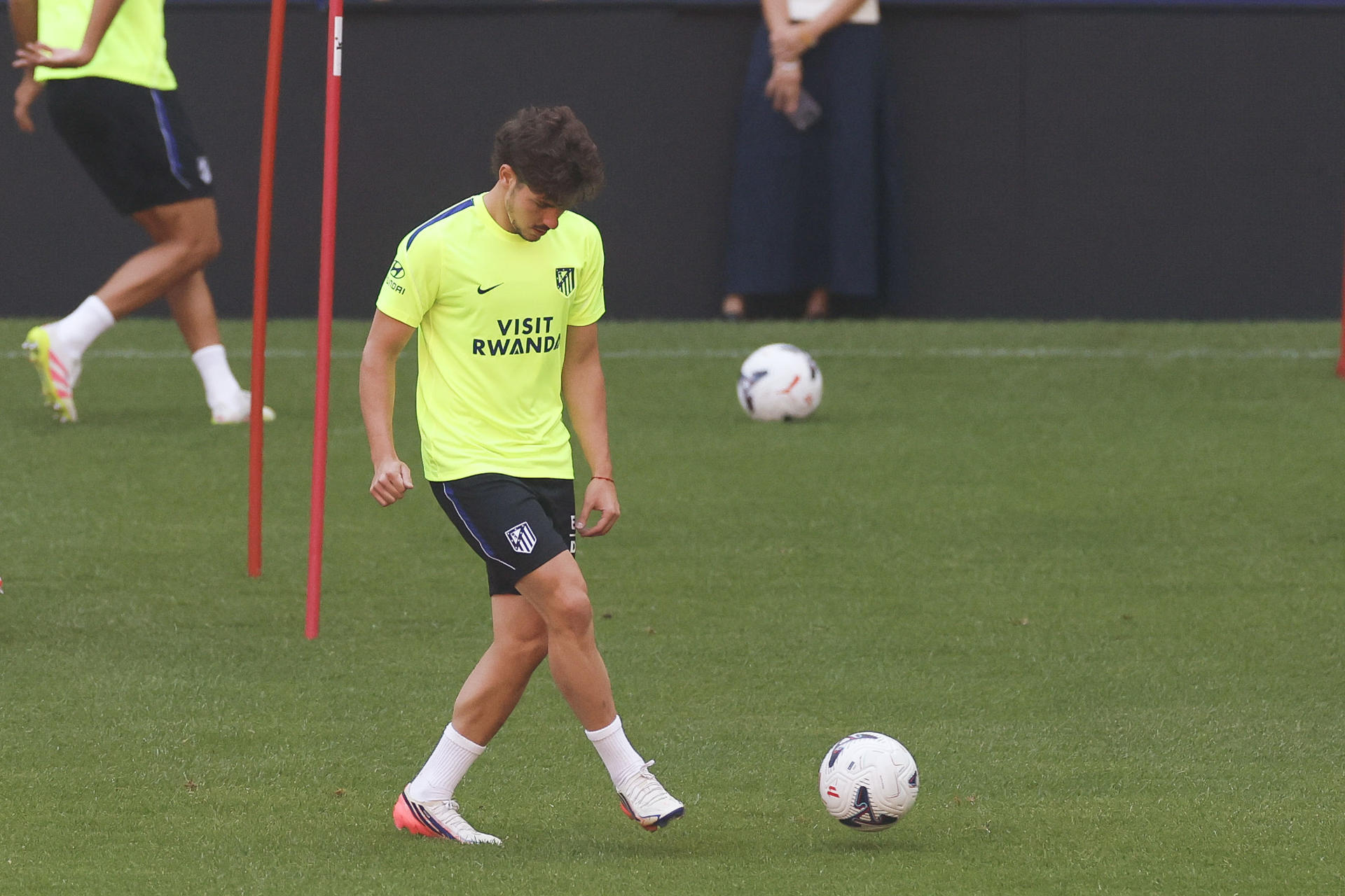 MAJADAHONDA (MADRID), 18/08/2026.- El argentino Julián Álvarez participa en el entrenamiento del Atlético de Madrid, en la ciudad deportiva del Club en Majadahonda (Madrid), este martes. El Atlético de Madrid, después de un convulso verano por el asunto del argentino Julián Álvarez, ultima la preparación para su estreno en un nuevo curso liguero, este miércoles ante el recién ascendido Málaga, que pretende tener una buena presentación en su reestreno en Primera división. EFE/Mariscal