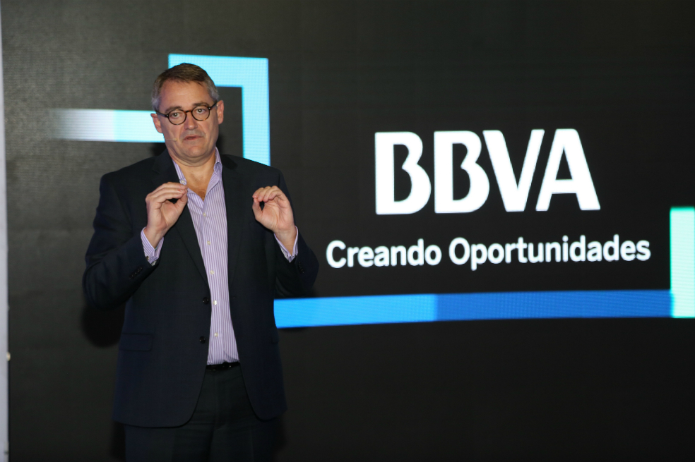 BBVA renueva su imagen y lanza críticas contra el uso del efectivo