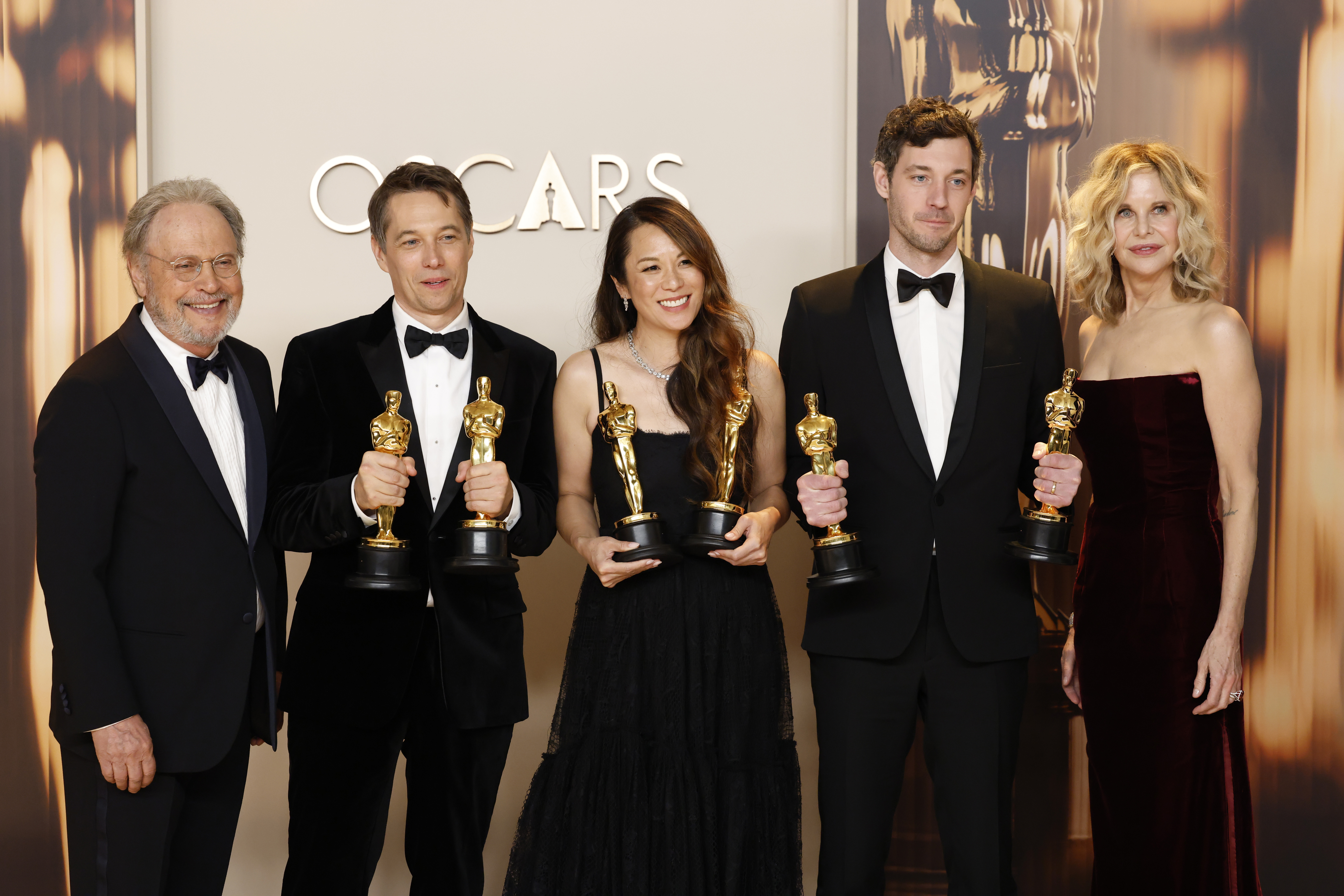 LOS ANGELES (United States), 03/03/2025.- Sean Baker (2-L), Samantha Quan (C), and Alex Coco (2-R), winners of the Best Picture for “Anora”, pose in the press room with presenters, Billy Crystal (L), and Meg Ryan (R) during the 97th annual Academy Awards ceremony at the Dolby Theatre in the Hollywood neighborhood of Los Angeles, California, USA, 02 March 2025. EFE/EPA/CAROLINE BREHMAN